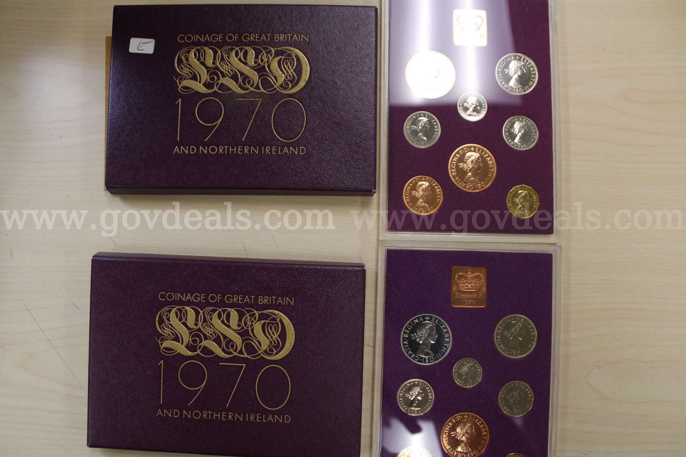 23 FULL IDENTICAL SETS OF GREAT BRITAIN AND IRELAND COINS IN SEALED ACRYLIC CASE Case  Government Surplus Auction - Photo #5