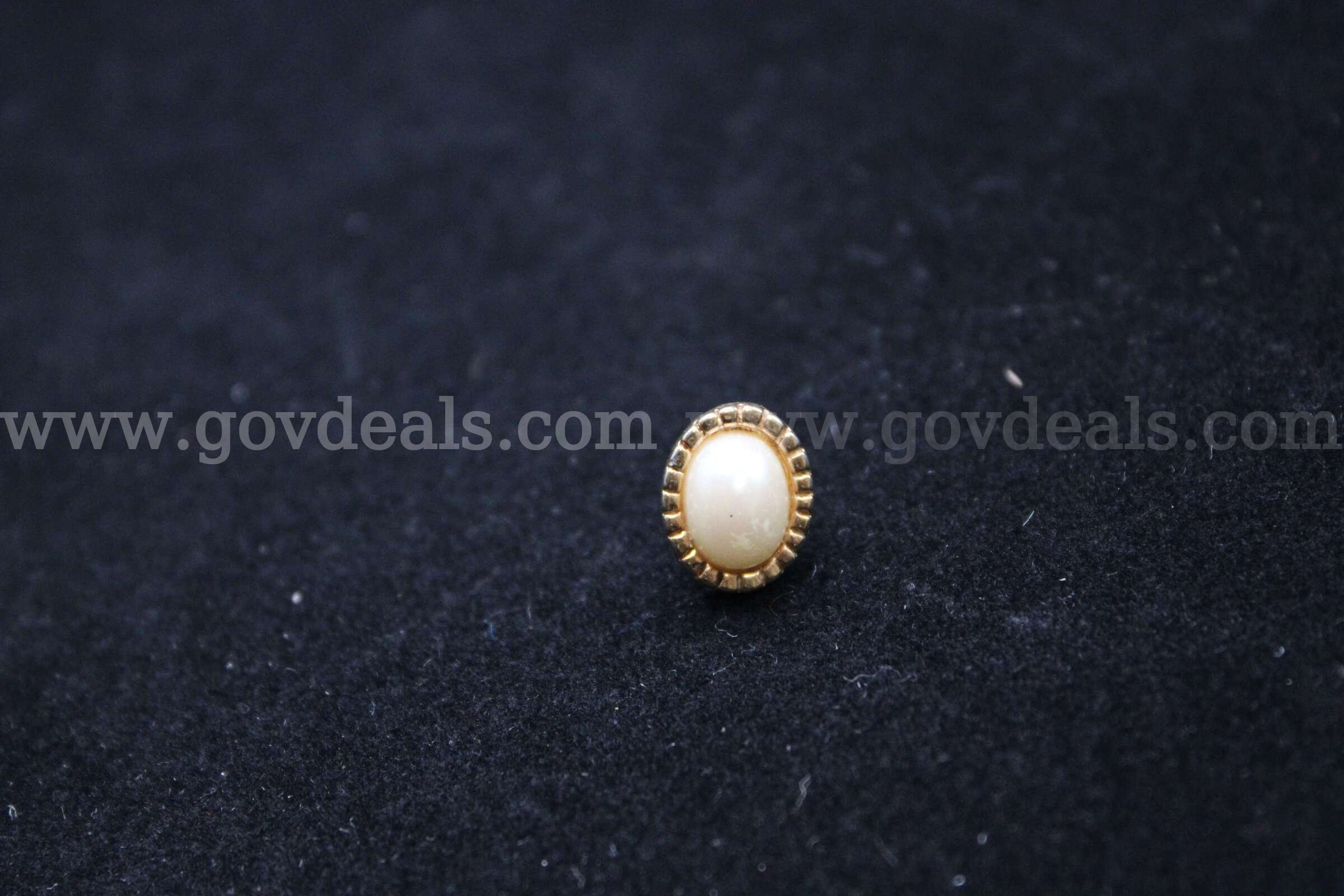 1 Single Earring   Government Surplus Auction - Primary Photo