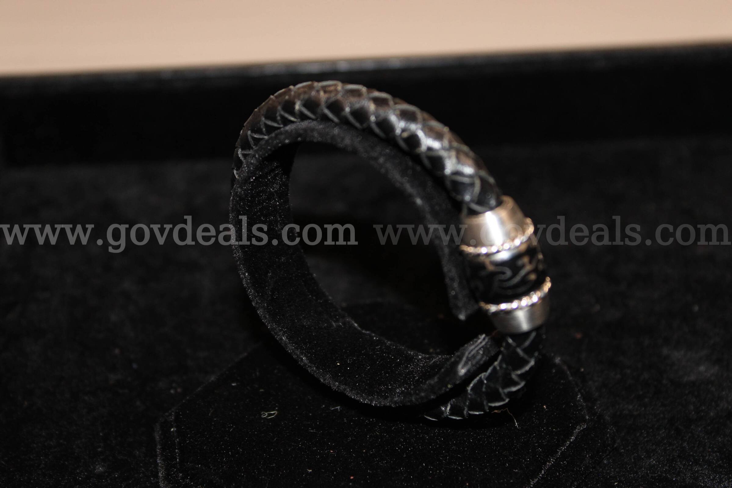 BLACK BRACELET   Government Surplus Auction - Photo #2