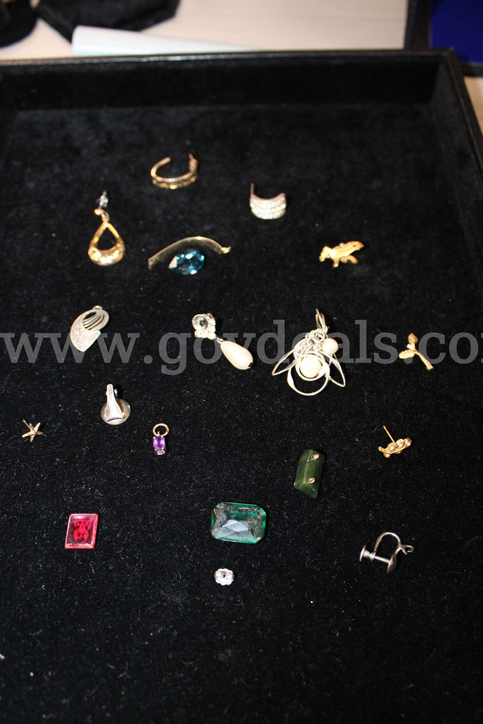 1 SILVER PEARL EARRING, 2 LOOSE STONES, 1 RED AND GOLD STONE, 7 EARRINGS, PURPLE   Government Surplus Auction - Photo #2