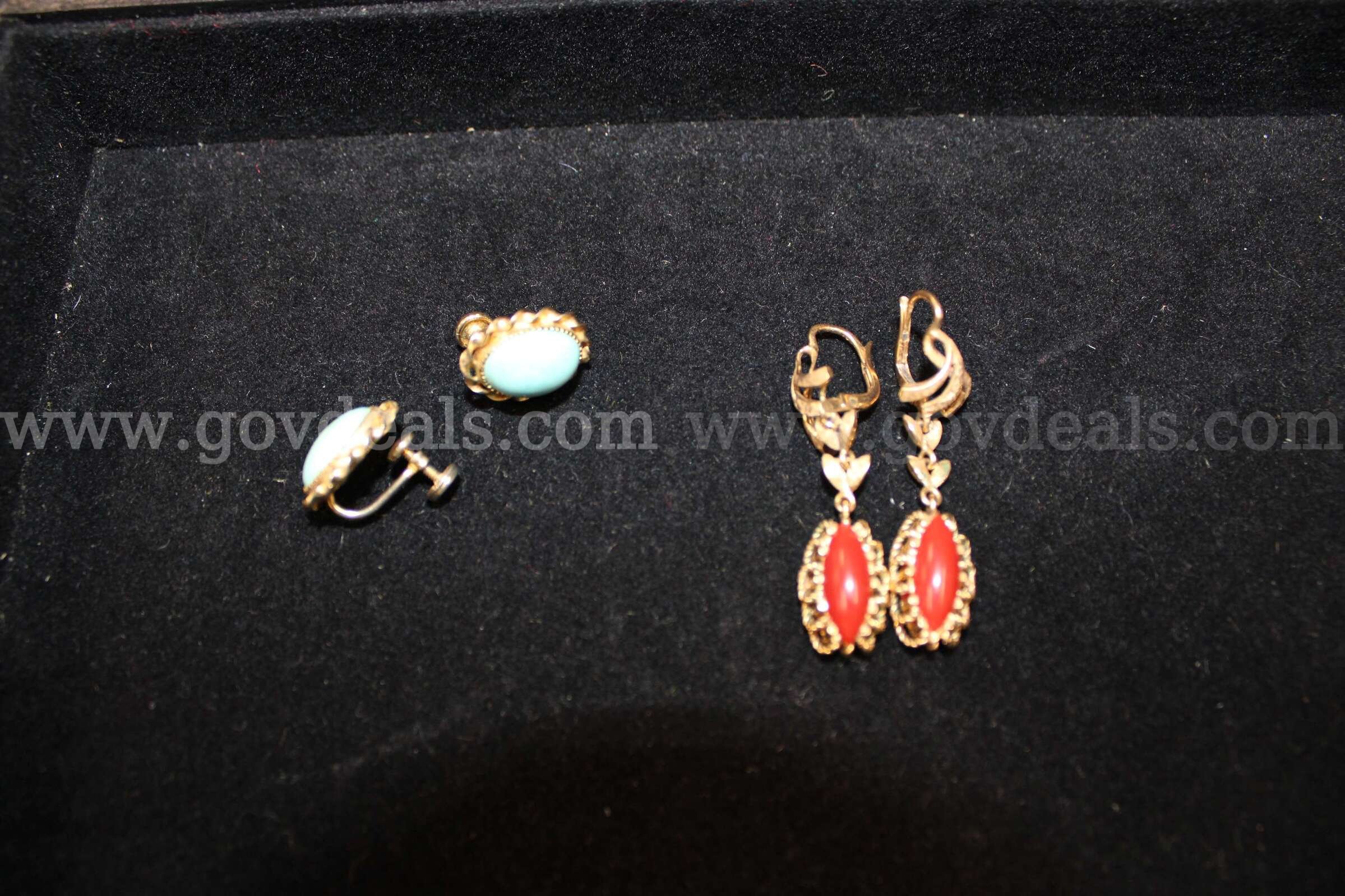 2 Pair Earrings   Government Surplus Auction - Primary Photo