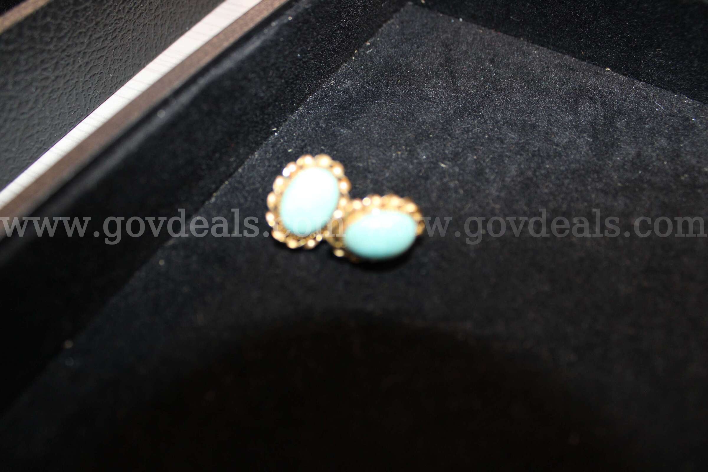 2 Pair Earrings   Government Surplus Auction - Photo #3