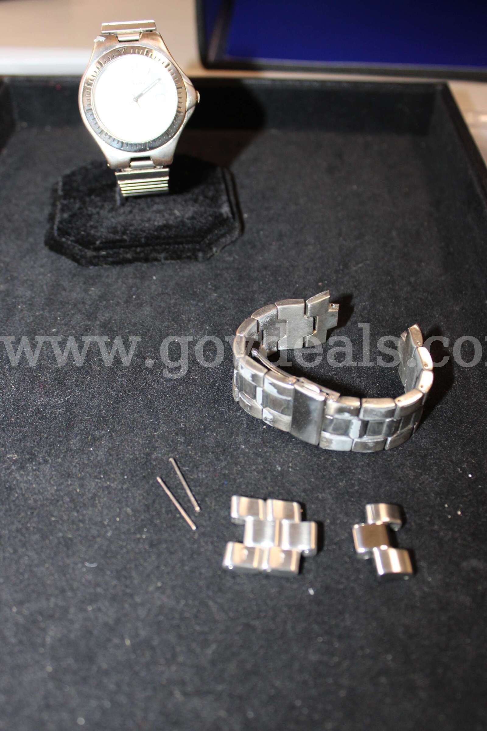 (1) Watch       (1) Watch Band   Government Surplus Auction - Primary Photo