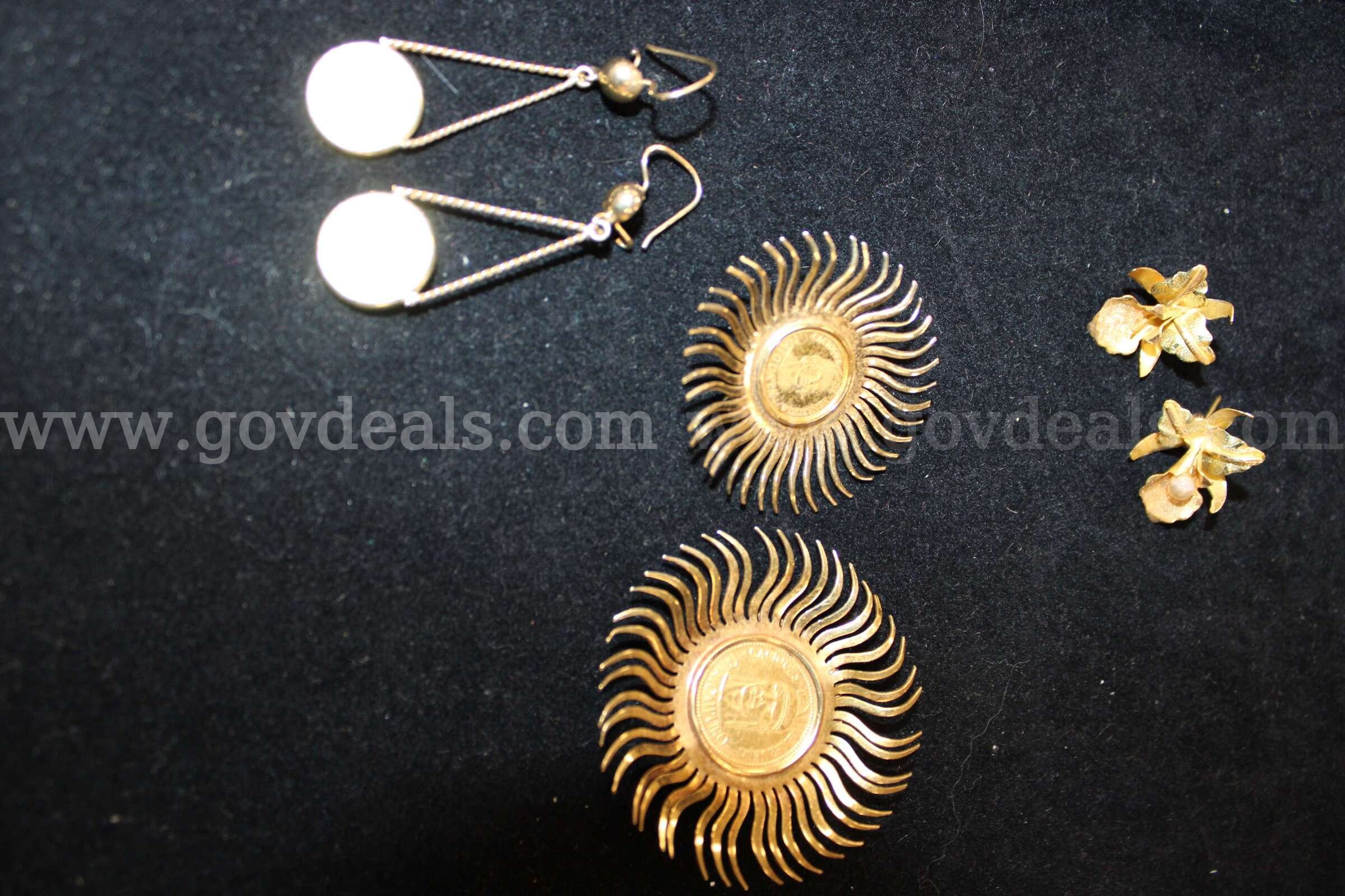 3 Pair Earrings   Government Surplus Auction - Primary Photo