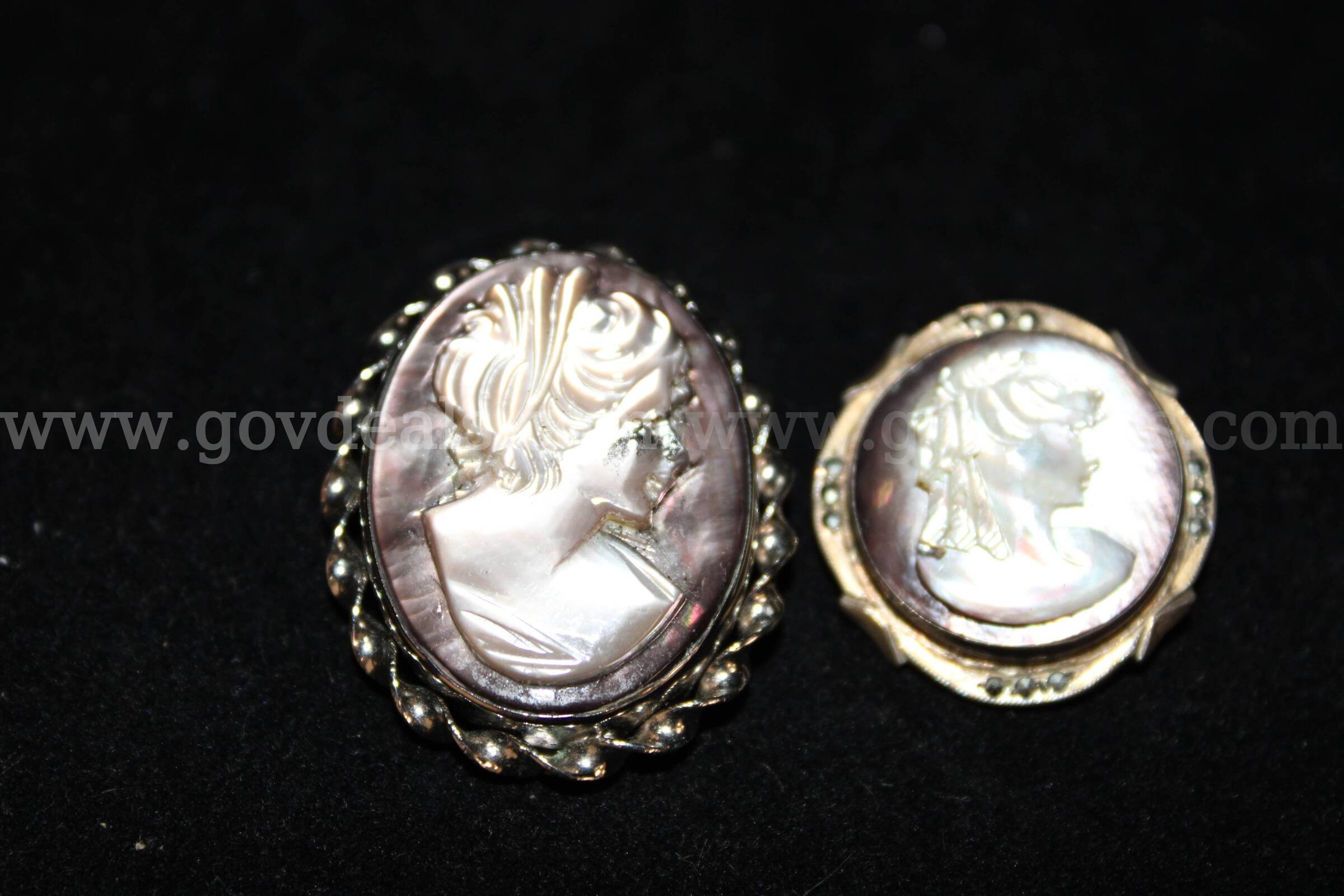 2 Brooch   1 Necklace  1 Pair Earrings   1 Single Earring   Government Surplus Auction - Photo #4