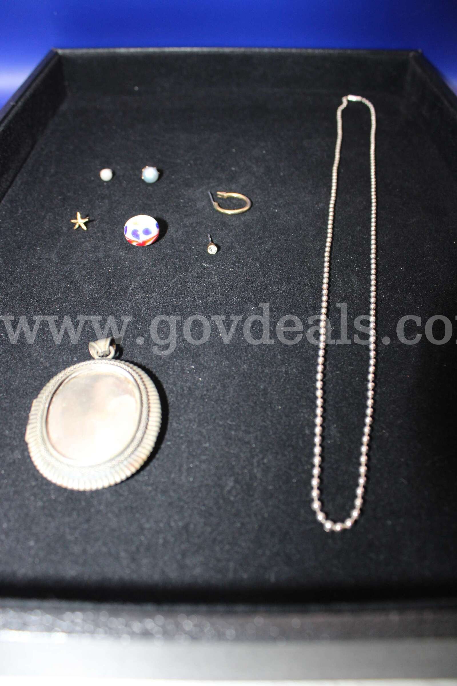 SILVER PENDANT, SILVER CHAIN, SILVER TIE CLIP, GOLD HOOP EARRING, GOLD DIAMOND S   Government Surplus Auction - Photo #2