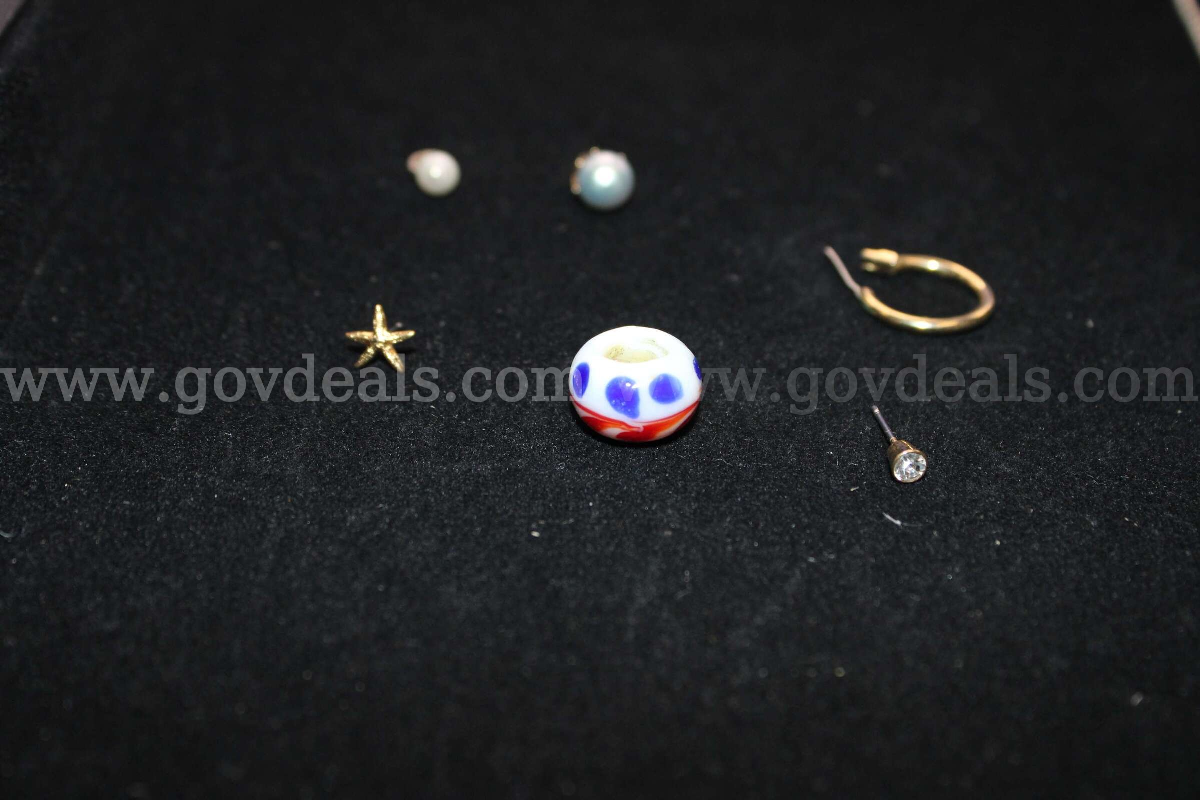 SILVER PENDANT, SILVER CHAIN, SILVER TIE CLIP, GOLD HOOP EARRING, GOLD DIAMOND S   Government Surplus Auction - Photo #5