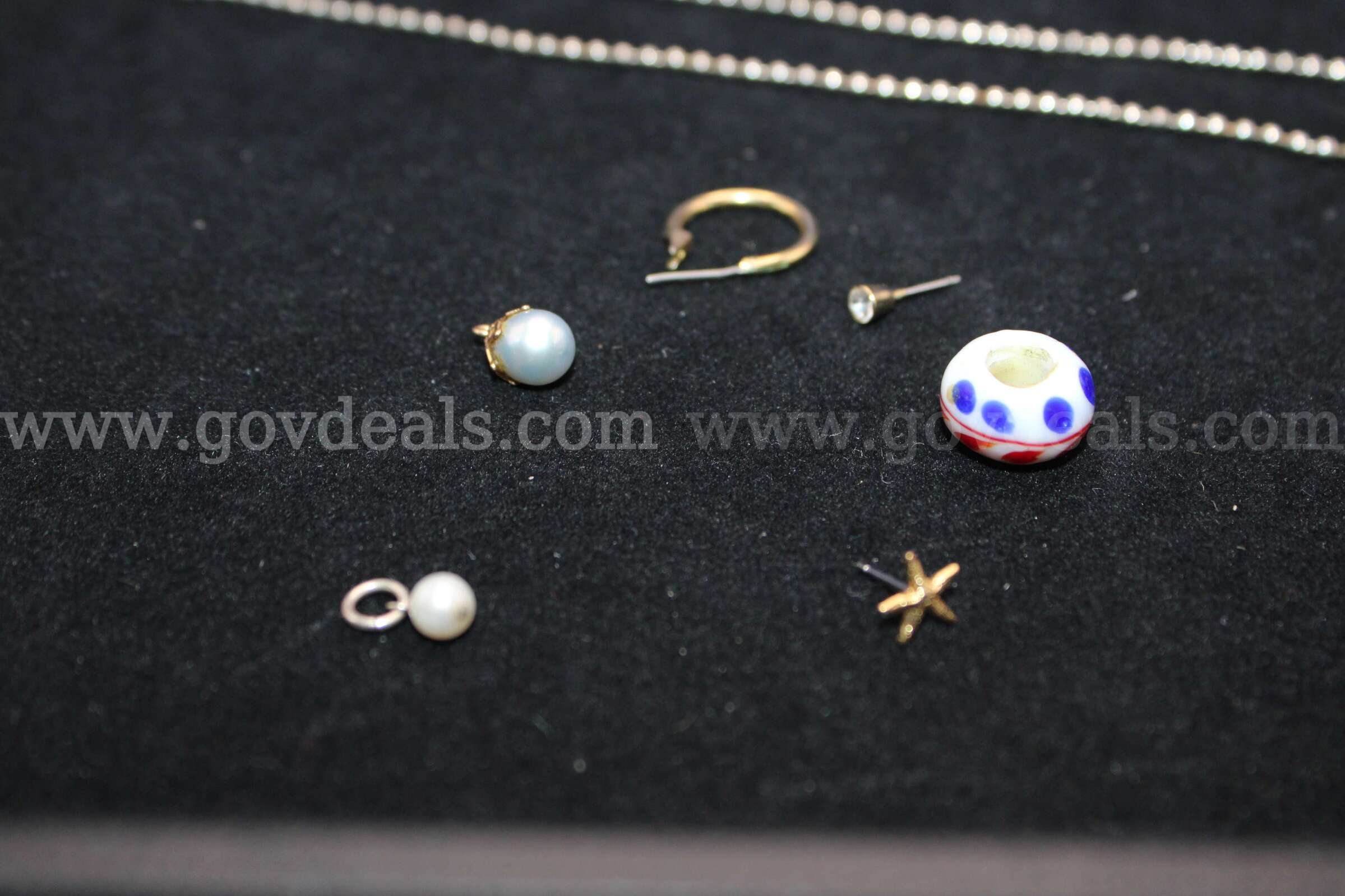 SILVER PENDANT, SILVER CHAIN, SILVER TIE CLIP, GOLD HOOP EARRING, GOLD DIAMOND S   Government Surplus Auction - Photo #6