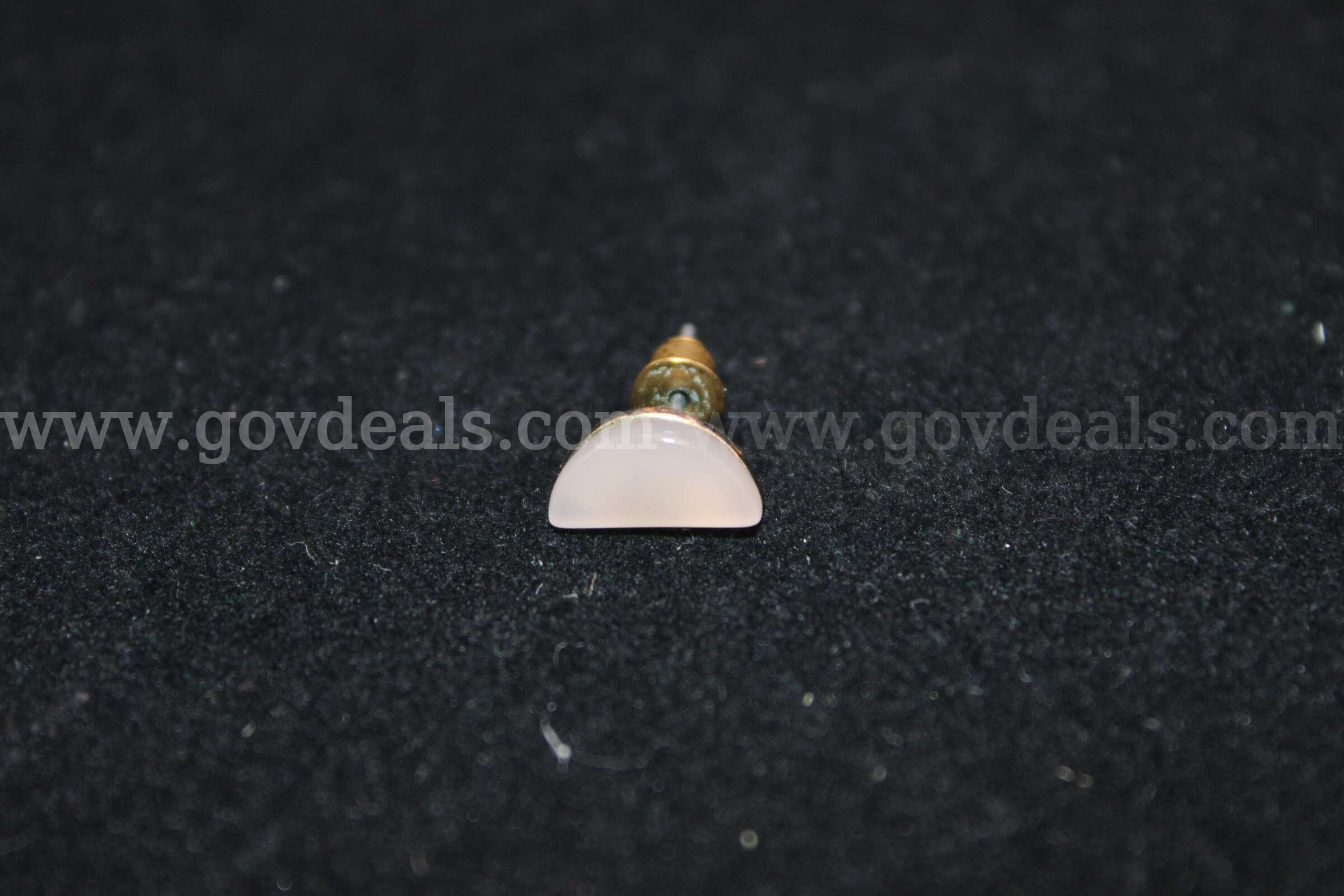 1 EARRING YELLOW IN COLOR   Government Surplus Auction - Primary Photo