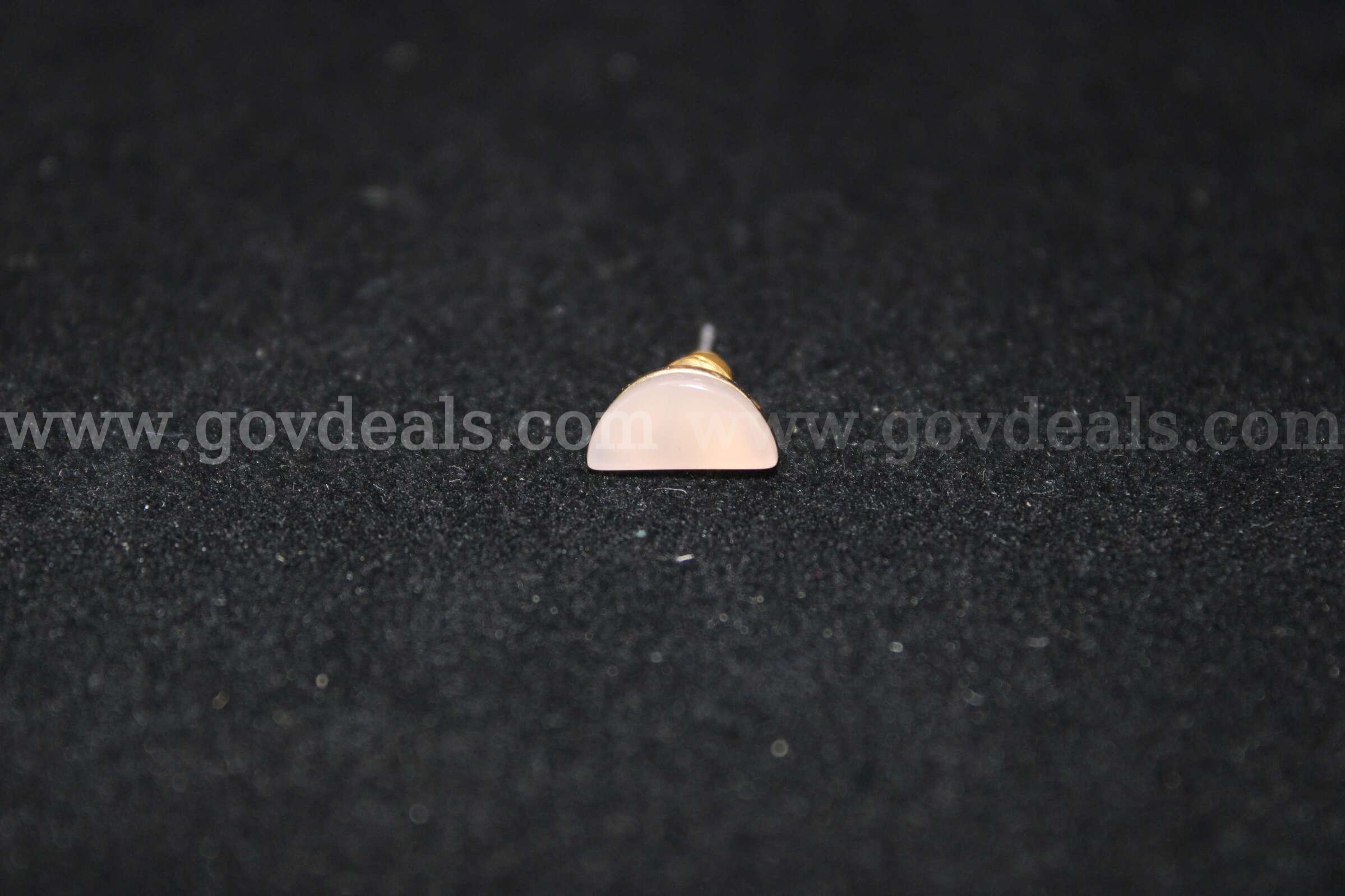 1 EARRING YELLOW IN COLOR   Government Surplus Auction - Photo #2
