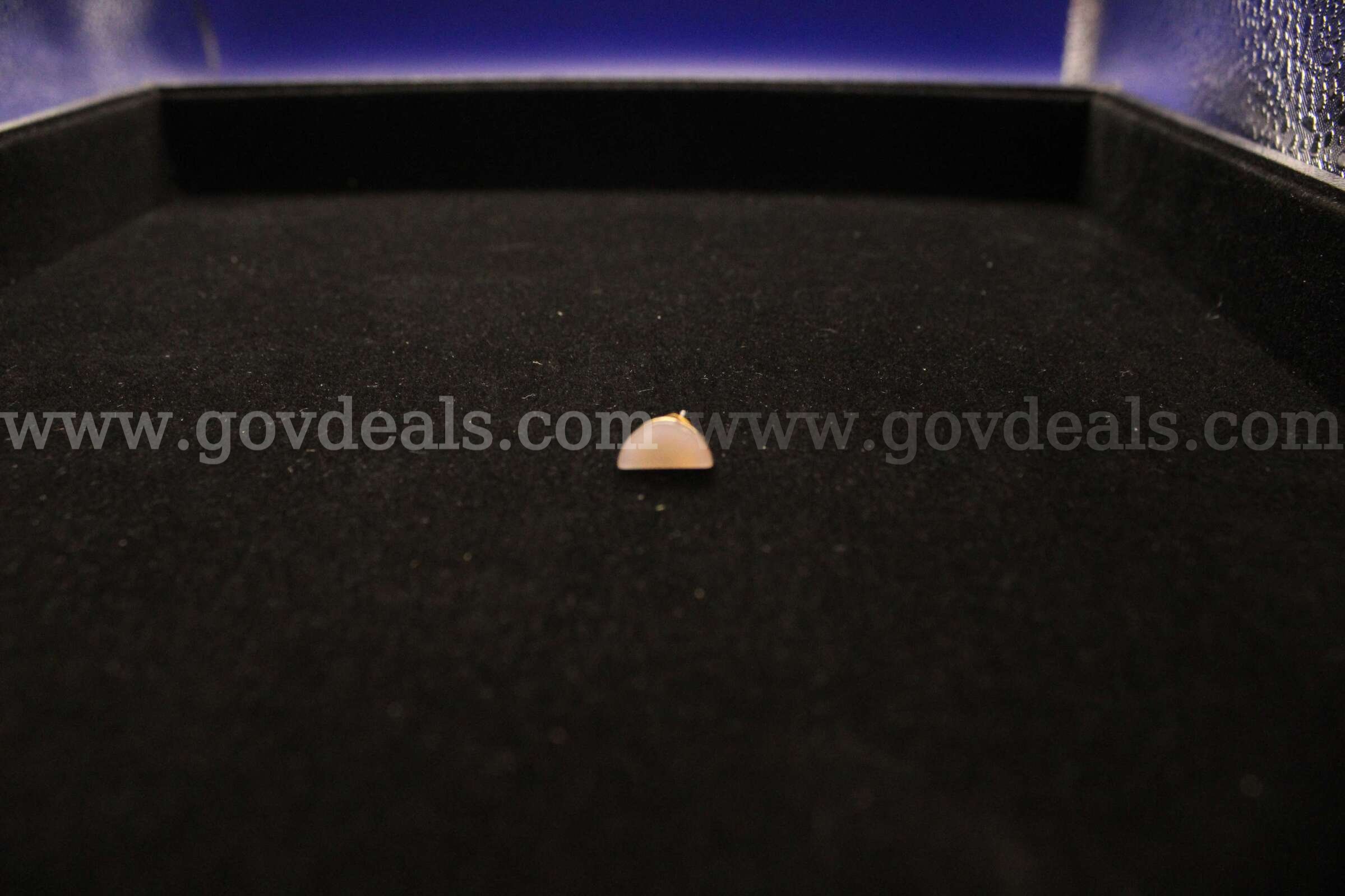 1 EARRING YELLOW IN COLOR   Government Surplus Auction - Photo #3