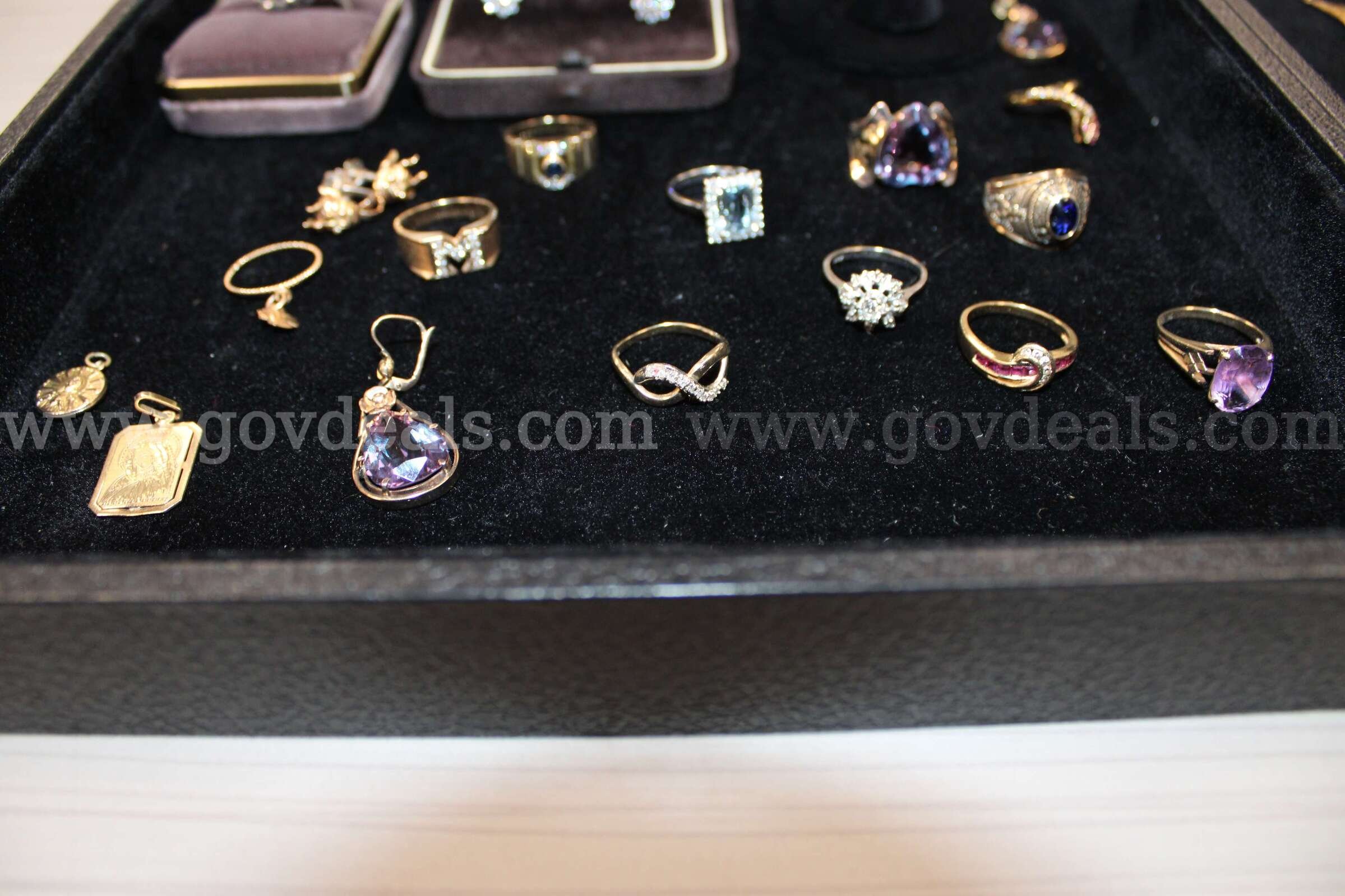 Necklace (15) Ring (8) Earrings Pair (4) Bracelet (2) Charm (1)   Government Surplus Auction - Photo #2