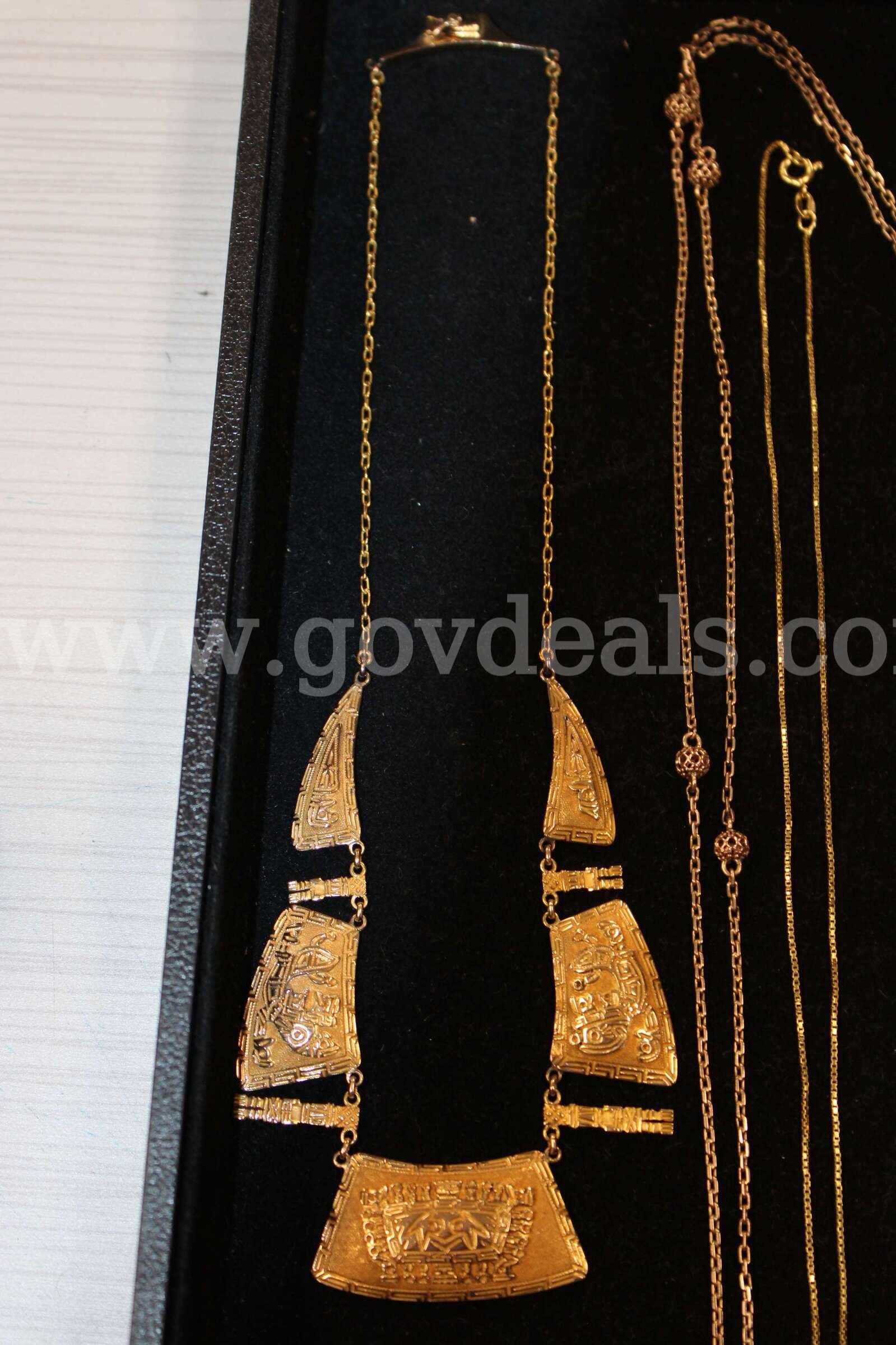 Necklace (15) Ring (8) Earrings Pair (4) Bracelet (2) Charm (1)   Government Surplus Auction - Photo #3