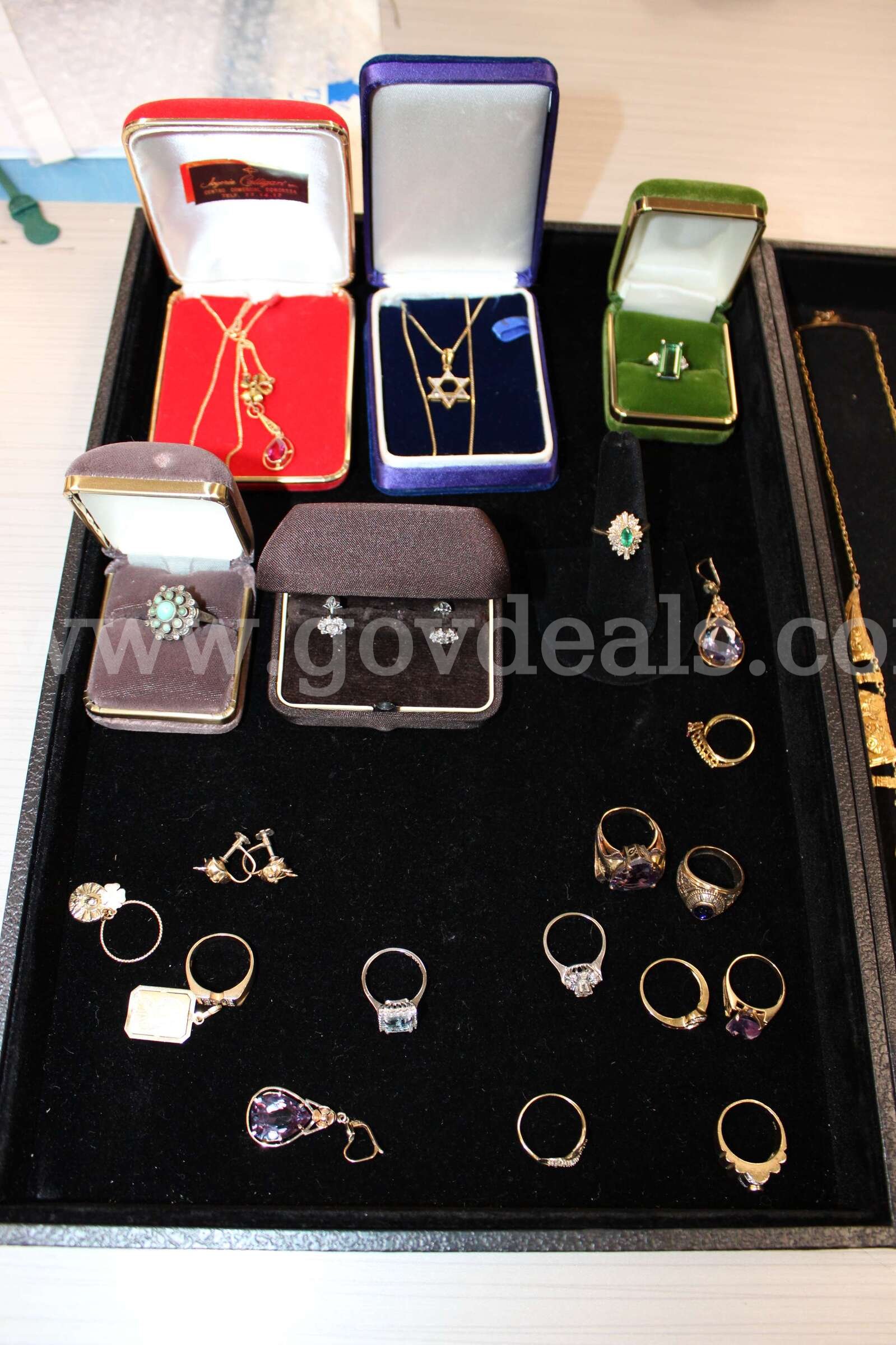 Necklace (15) Ring (8) Earrings Pair (4) Bracelet (2) Charm (1)   Government Surplus Auction - Photo #4