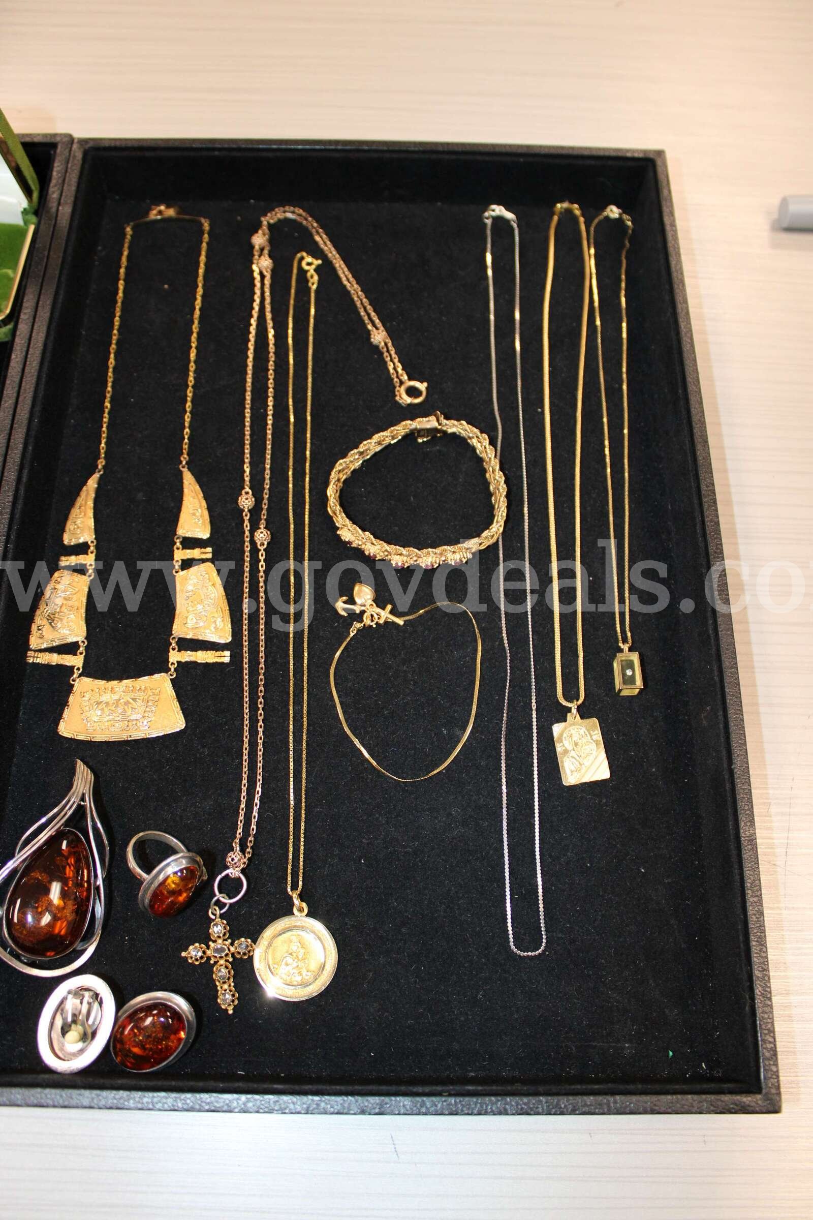 Necklace (15) Ring (8) Earrings Pair (4) Bracelet (2) Charm (1)   Government Surplus Auction - Photo #5