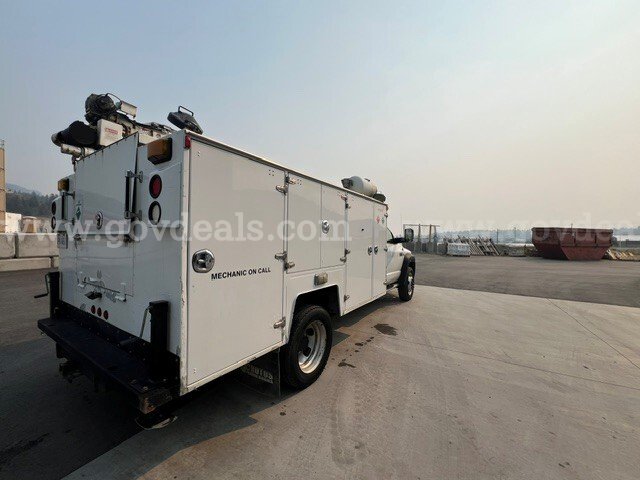 2009 Sterling Bullet 4WD - Utility Service Truck/Crane - ISB 6.7L L6 DIESEL ENGINE Sterling Bullet 5500 Government Surplus Auction - Photo #6