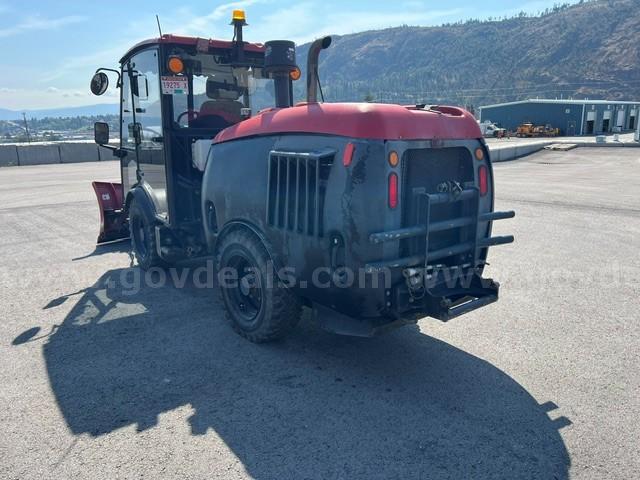 2013 Maclean 4WD Municipal Tractor plus attachments - Cat Engine Maclean  Government Surplus Auction - Photo #5