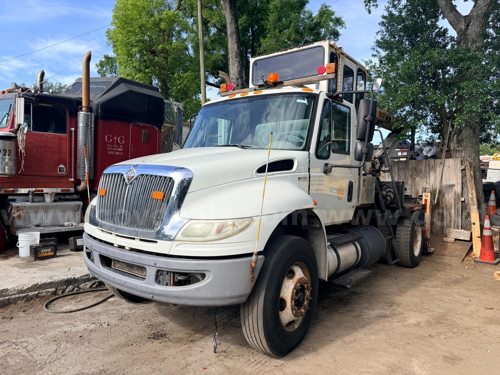 Peterson RS-3 Rear Steer Lightning Loader Mtd on 2015 International DuraStar 4300 S/A Grapple Truck International 4300 Government Surplus Auction - Primary Photo