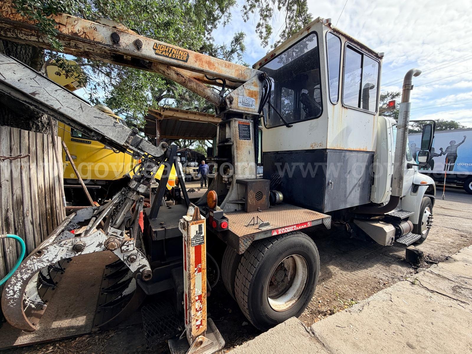 Peterson RS-3 Rear Steer Lightning Loader Mtd on 2015 International DuraStar 4300 S/A Grapple Truck International 4300 Government Surplus Auction - Photo #2