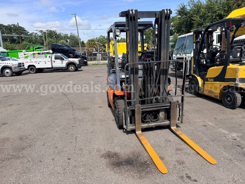 Toyota 7FGU25 Forklift Toyota 7FGU25 Government Surplus Auction - Photo #2