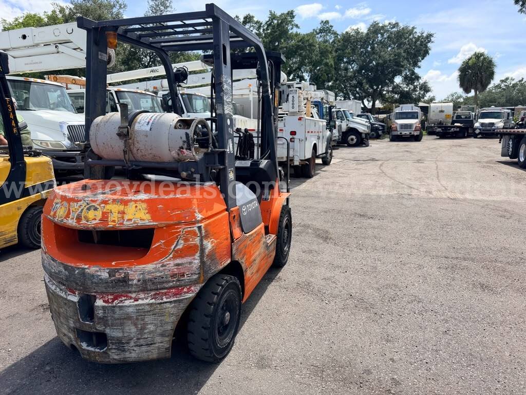 Toyota 7FGU25 Forklift Toyota 7FGU25 Government Surplus Auction - Photo #3