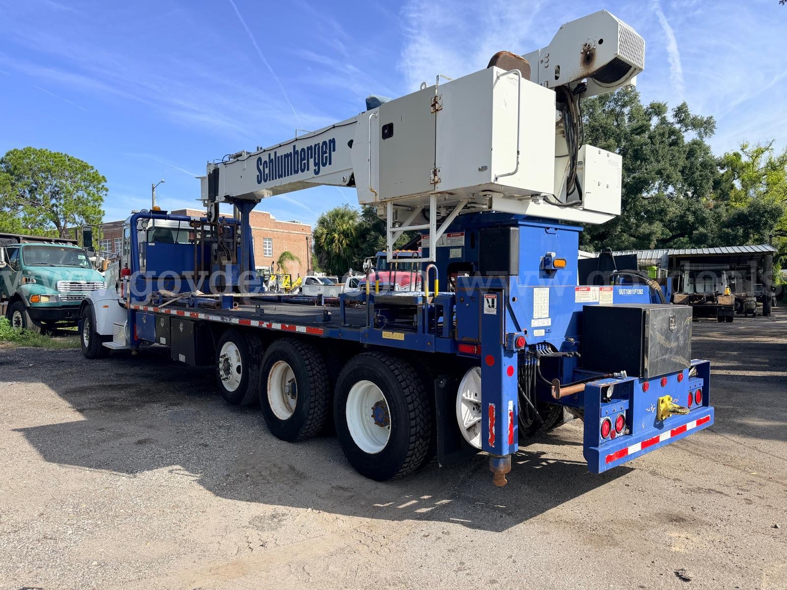 2011 Peterbilt 367 Tri/A Boom Truck Peterbilt 367 Government Surplus Auction - Photo #2