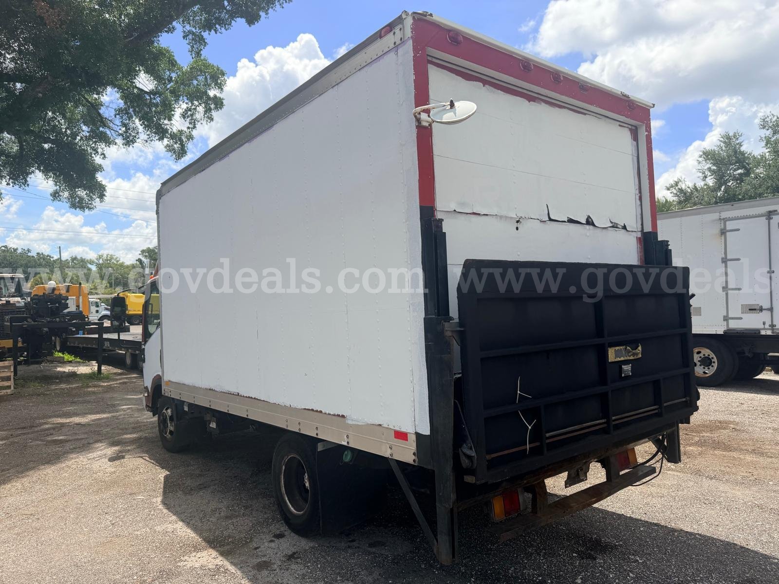 2009 Isuzu NPR S/A Box Truck Isuzu NPR Government Surplus Auction - Photo #2
