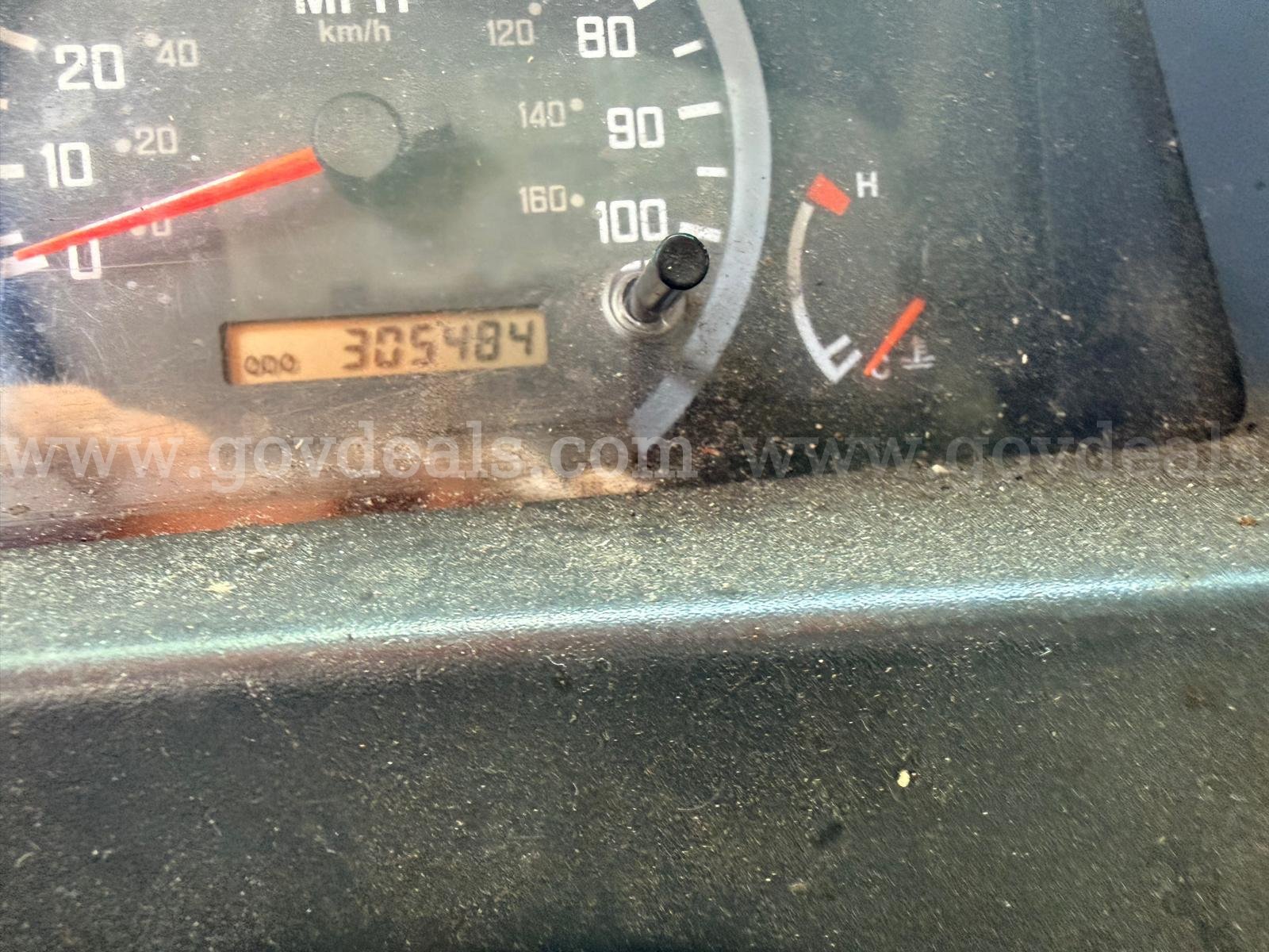 2009 Isuzu NPR S/A Box Truck Isuzu NPR Government Surplus Auction - Photo #5