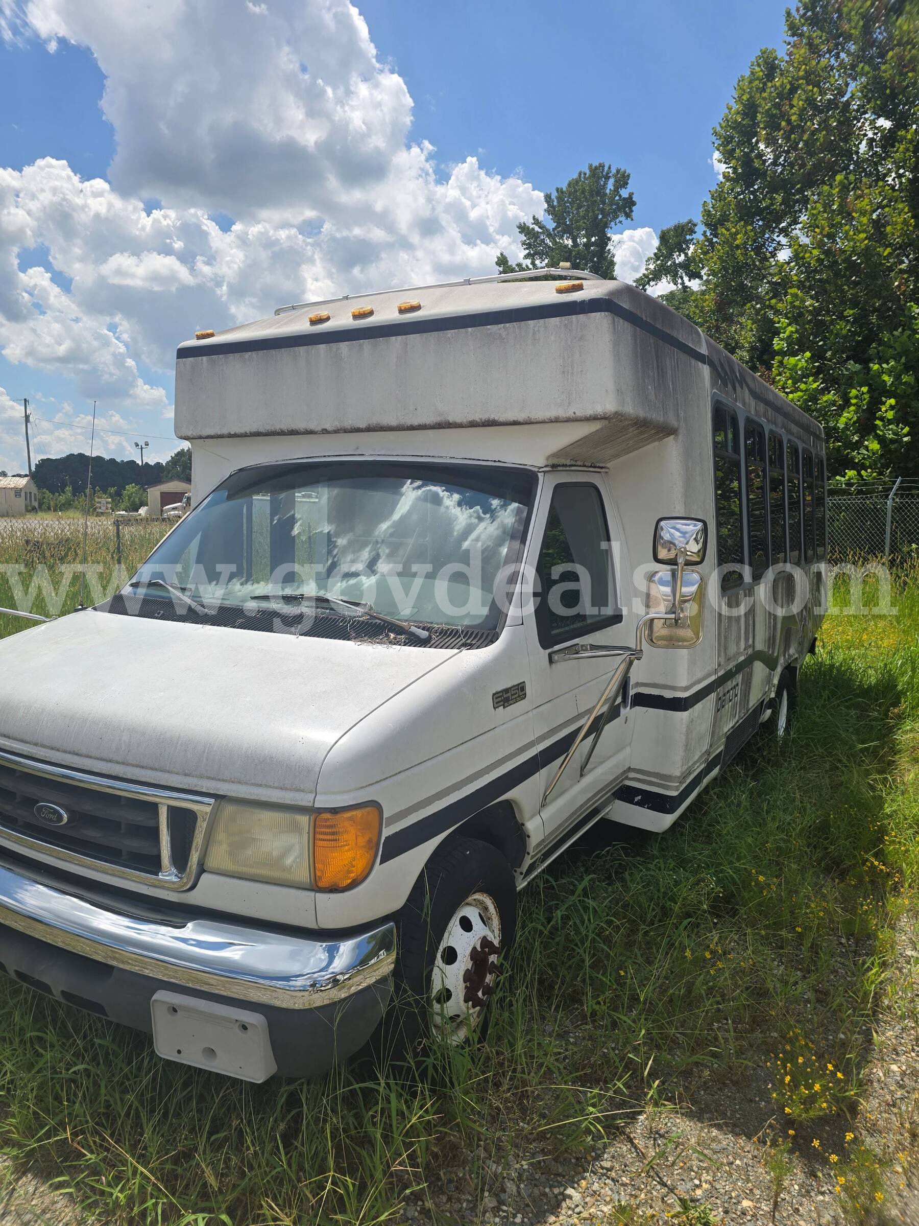 2005 Ford Econoline E-450 25 Passenger Bus **Low miles** Ford 450 Government Surplus Auction - Primary Photo