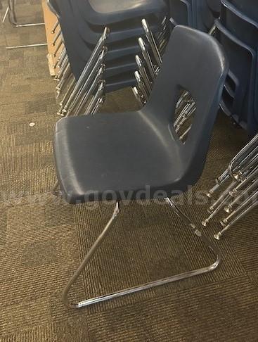 30 Blue Fiberglass Chairs & 10 Red Upholstered Chairs   Government Surplus Auction - Photo #3