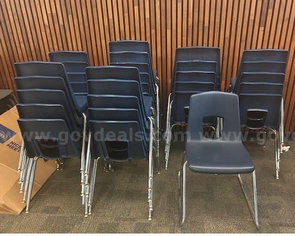 30 Blue Fiberglass Chairs & 10 Red Upholstered Chairs   Government Surplus Auction - Photo #4