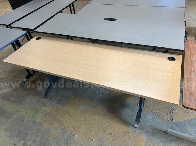 Assorted Desks   Government Surplus Auction - Photo #2