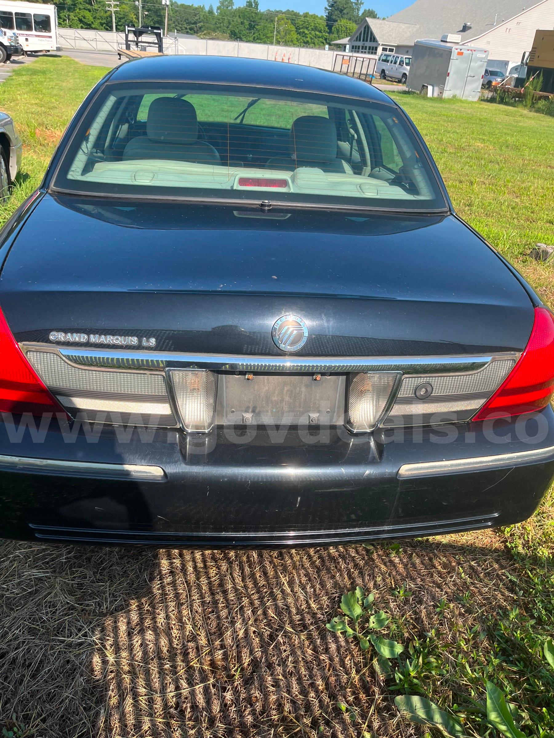 2010 Mercury Grand Marquis Mercury Grand Marquis Government Surplus Auction - Photo #2