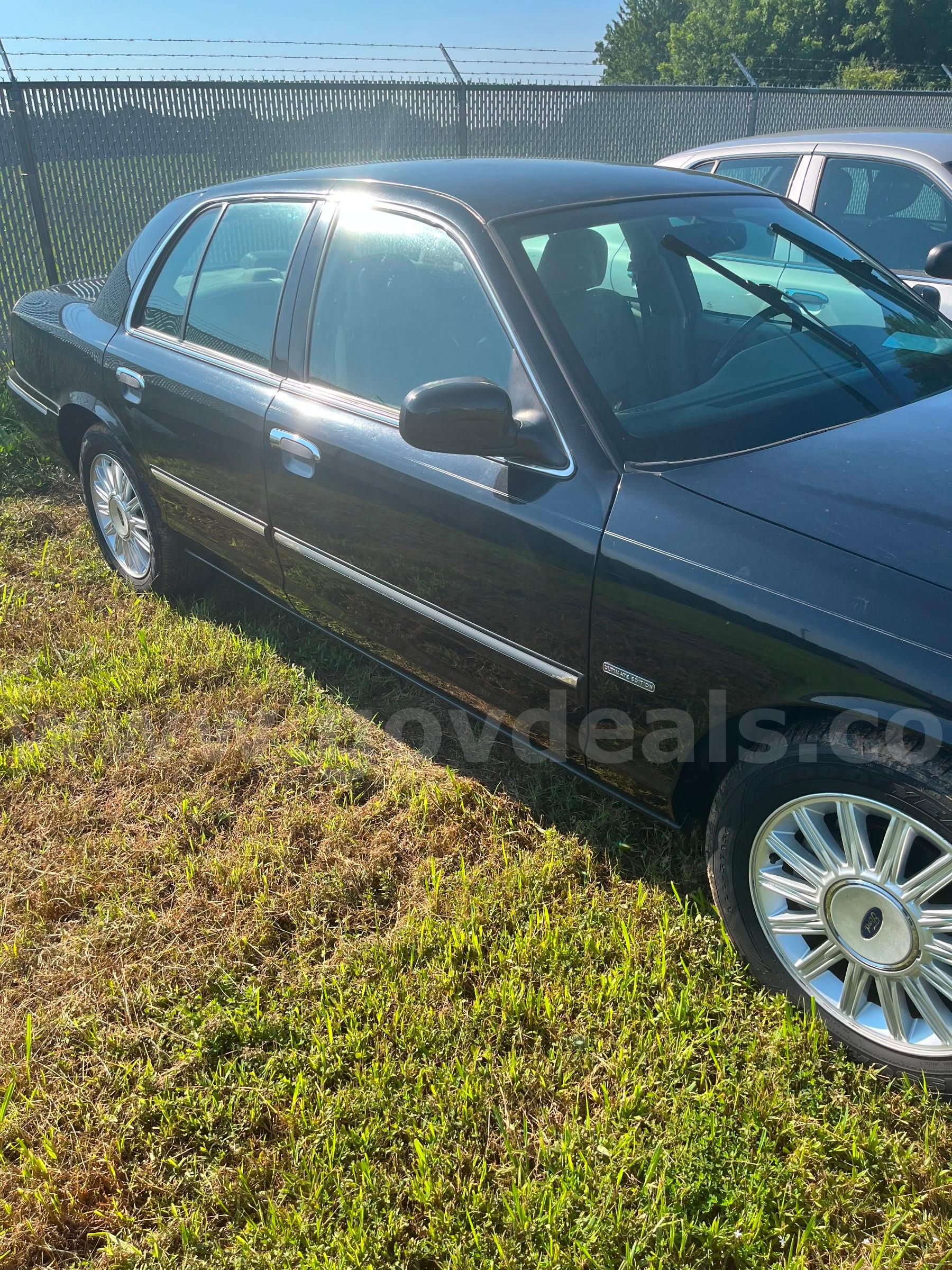 2010 Mercury Grand Marquis Mercury Grand Marquis Government Surplus Auction - Photo #3
