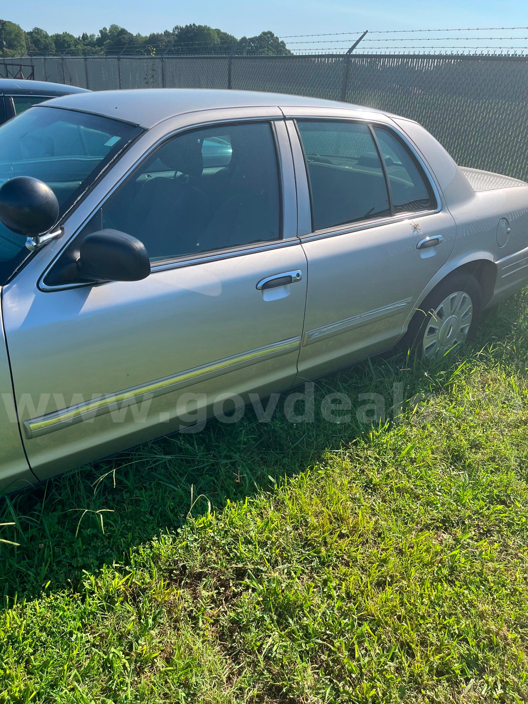 2011 Ford Crown Victoria Ford Crown Victoria Government Surplus Auction - Photo #4
