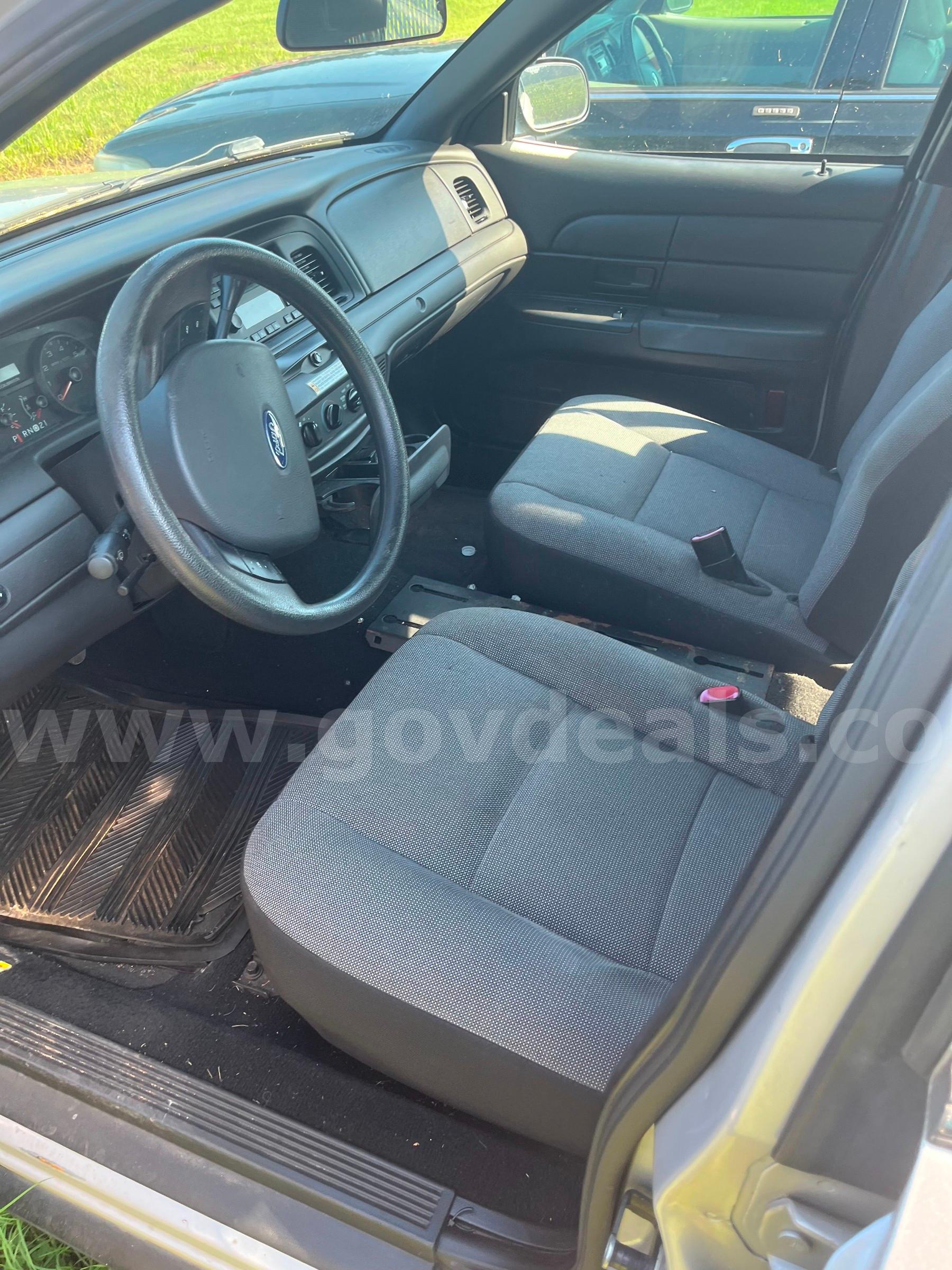 2011 Ford Crown Victoria Ford Crown Victoria Government Surplus Auction - Photo #5