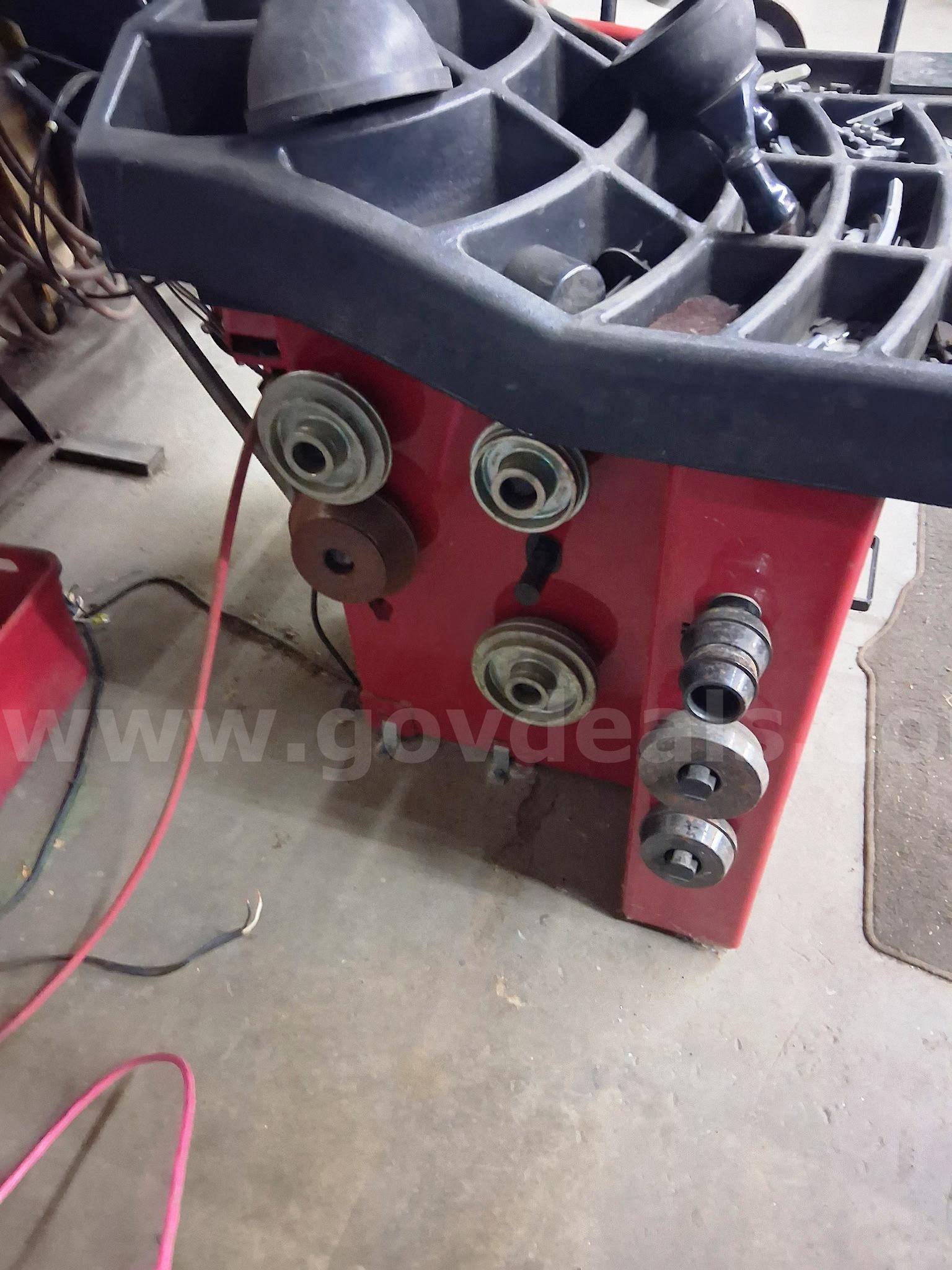 Hunter GSP9600 HD Wheel Balancer – Excellent Condition – Works Perfectly Hunter GSP6900HD Government Surplus Auction - Photo #2