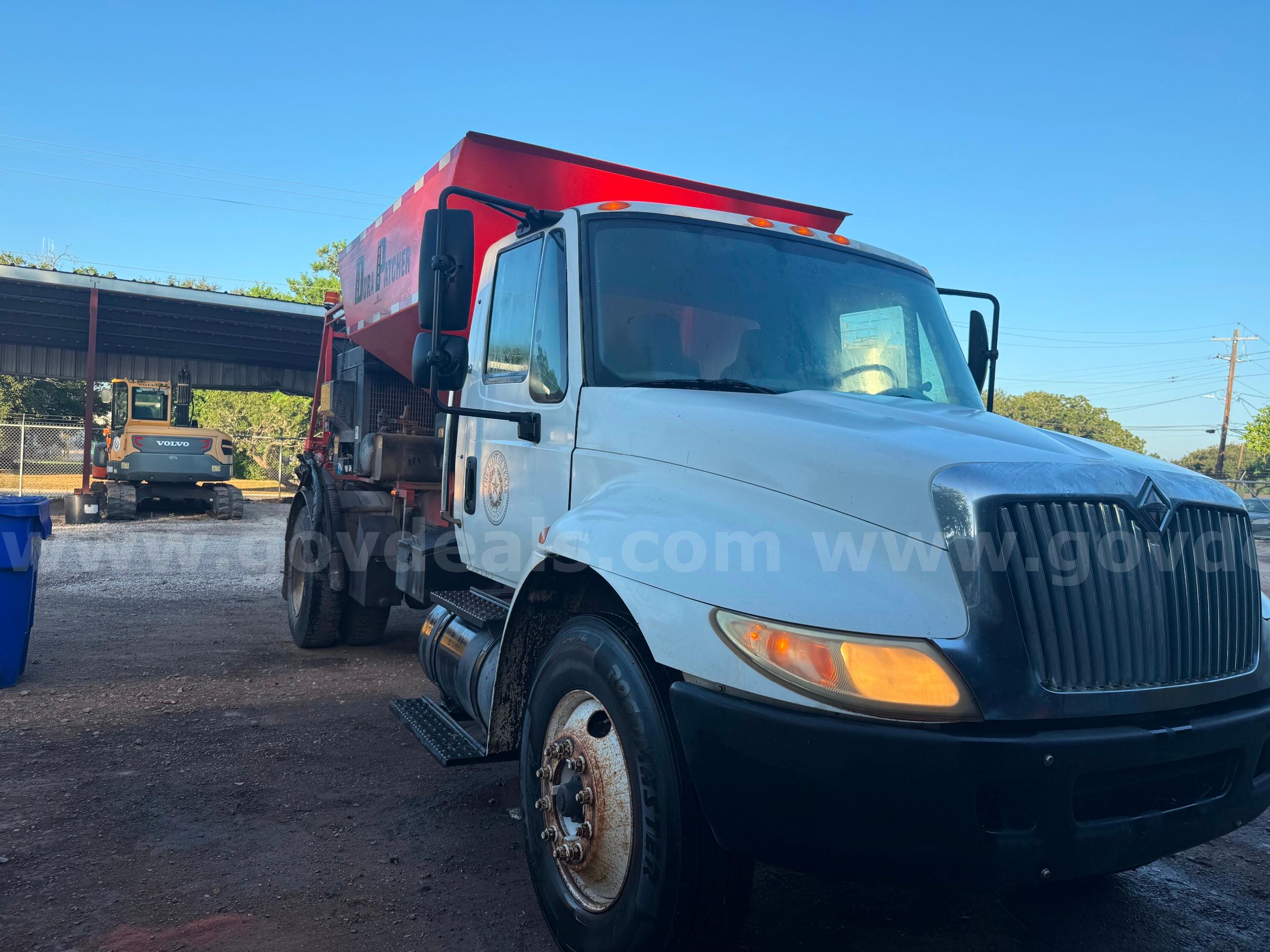 2008 International & 2011 Dura Patcher International  Government Surplus Auction - Photo #4