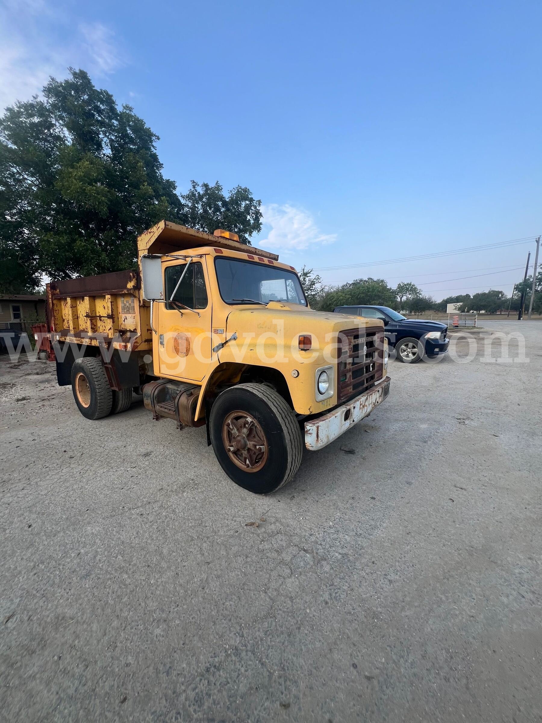 1985 International 1754 & Mounted Conveyor International 1754 Government Surplus Auction - Photo #2