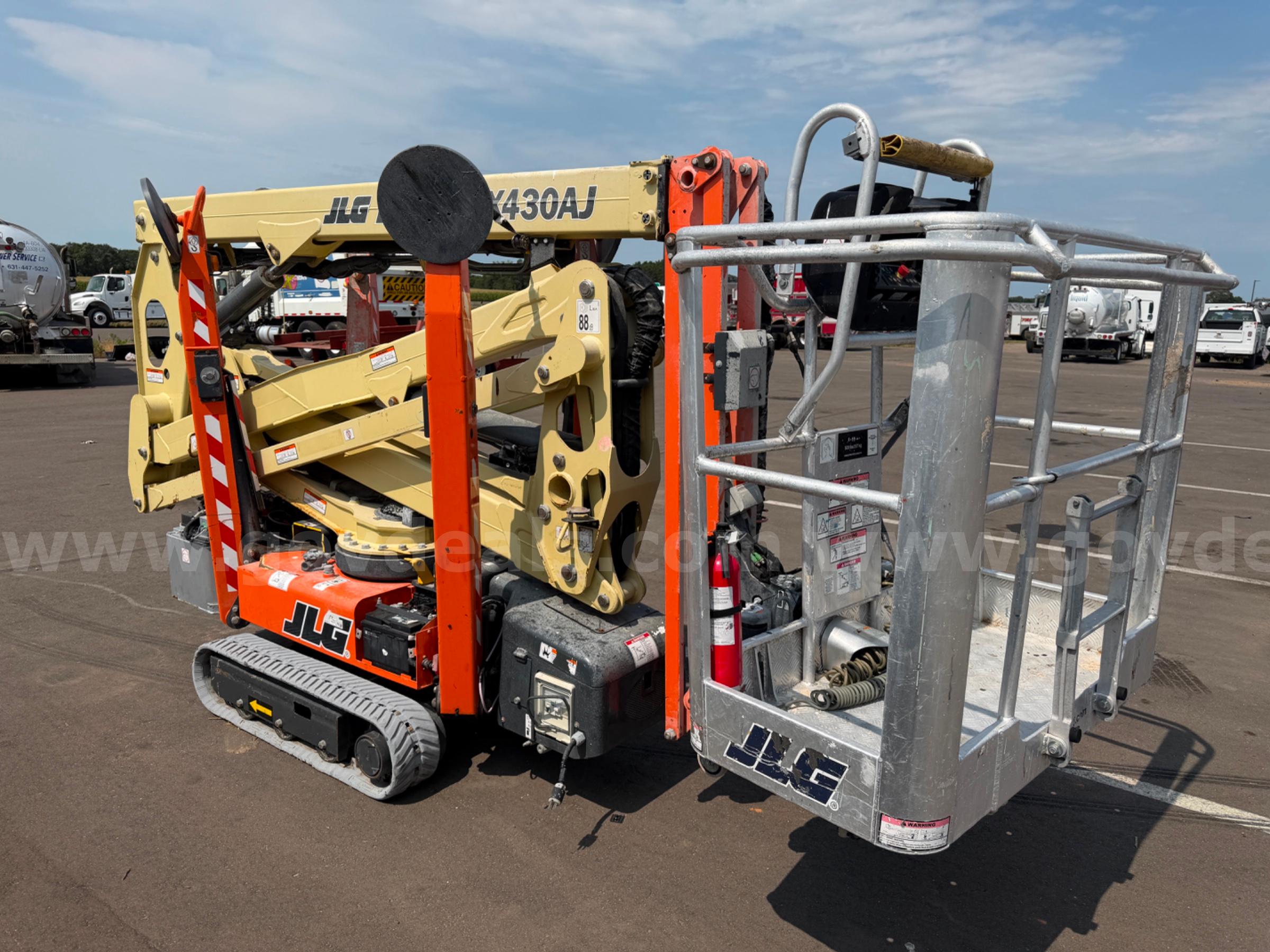 2017 JLG X430AJ COMPACT TRACK CRAWLER BOOM LIFT JLG X430AJ Government Surplus Auction - Photo #2