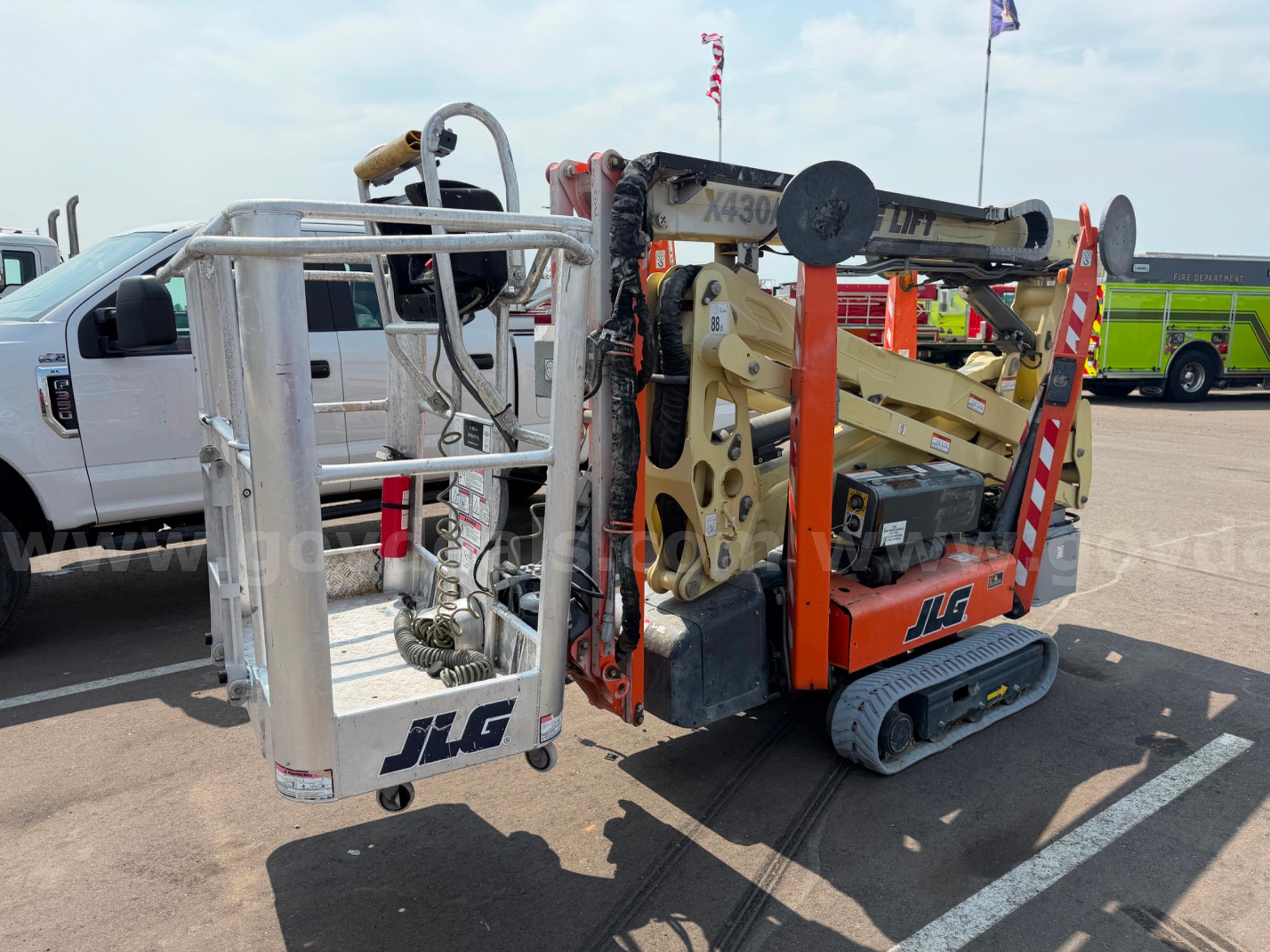 2017 JLG X430AJ COMPACT TRACK CRAWLER BOOM LIFT JLG X430AJ Government Surplus Auction - Photo #3