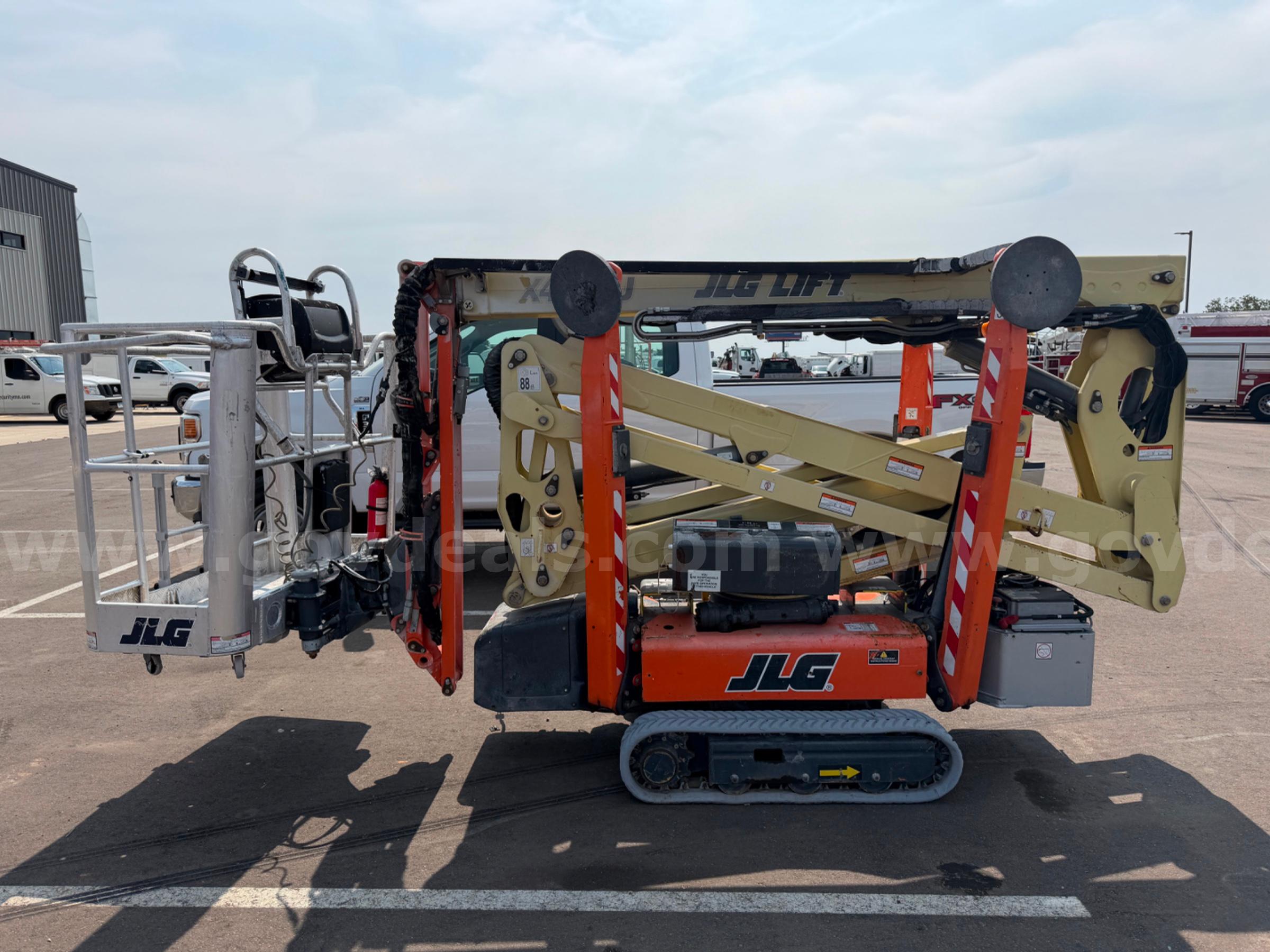 2017 JLG X430AJ COMPACT TRACK CRAWLER BOOM LIFT JLG X430AJ Government Surplus Auction - Photo #4
