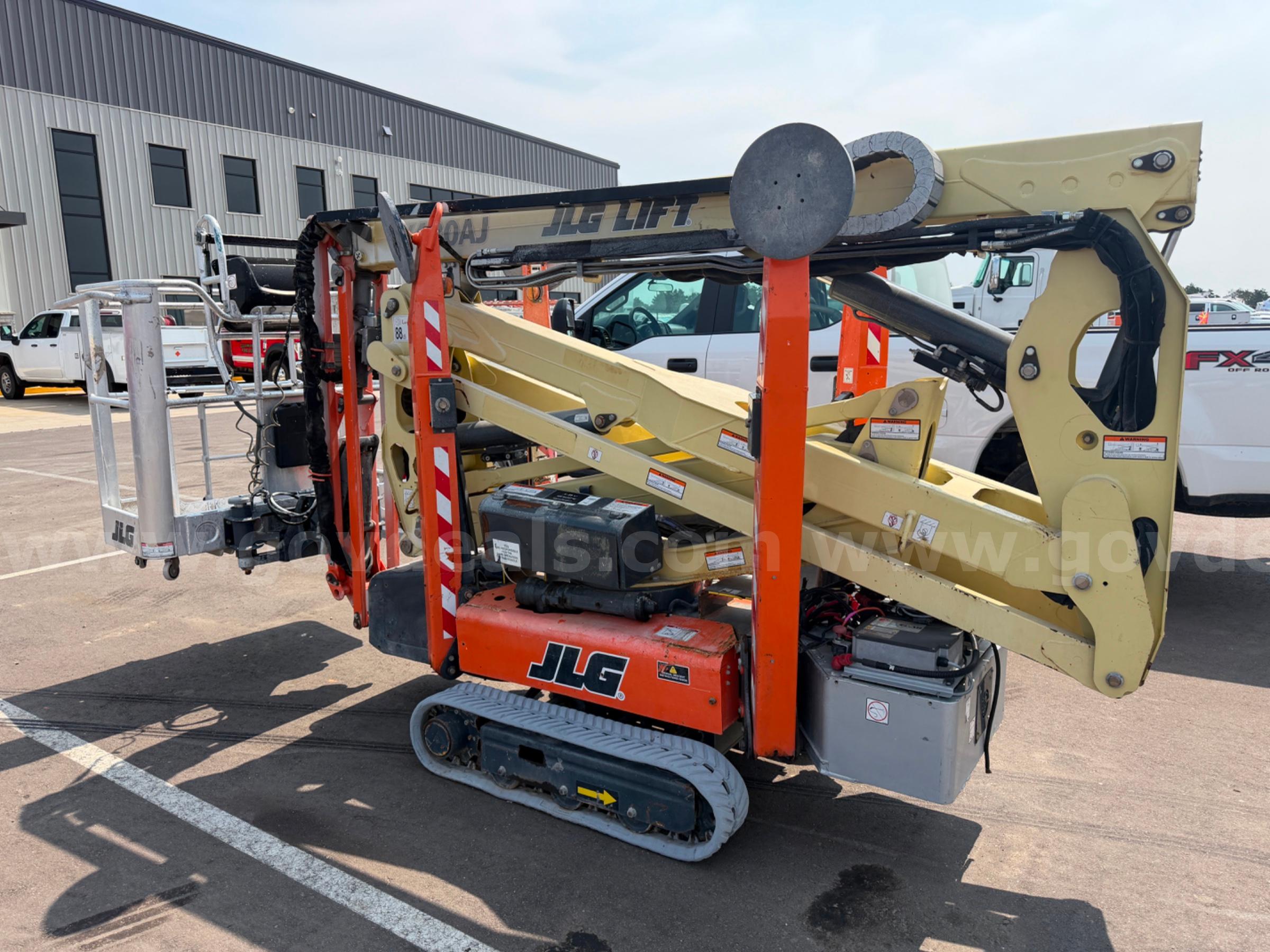 2017 JLG X430AJ COMPACT TRACK CRAWLER BOOM LIFT JLG X430AJ Government Surplus Auction - Photo #5
