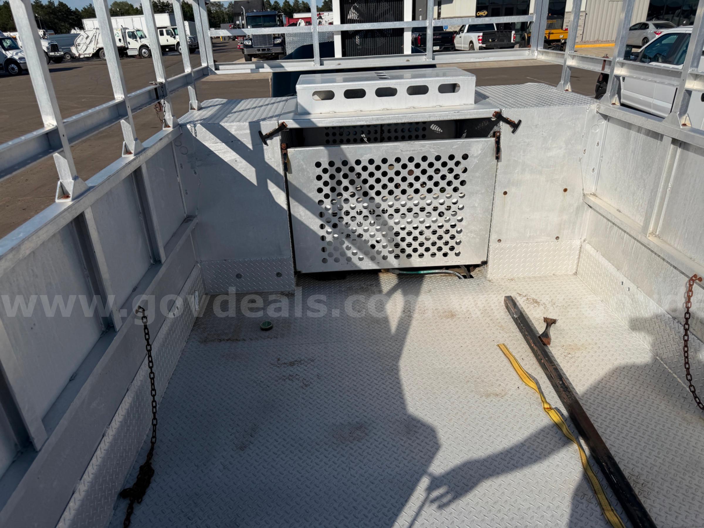 2013 FORD F-350 SUPER DUTY TIRE SERVICE TRUCK FORD F-350 Government Surplus Auction - Photo #6