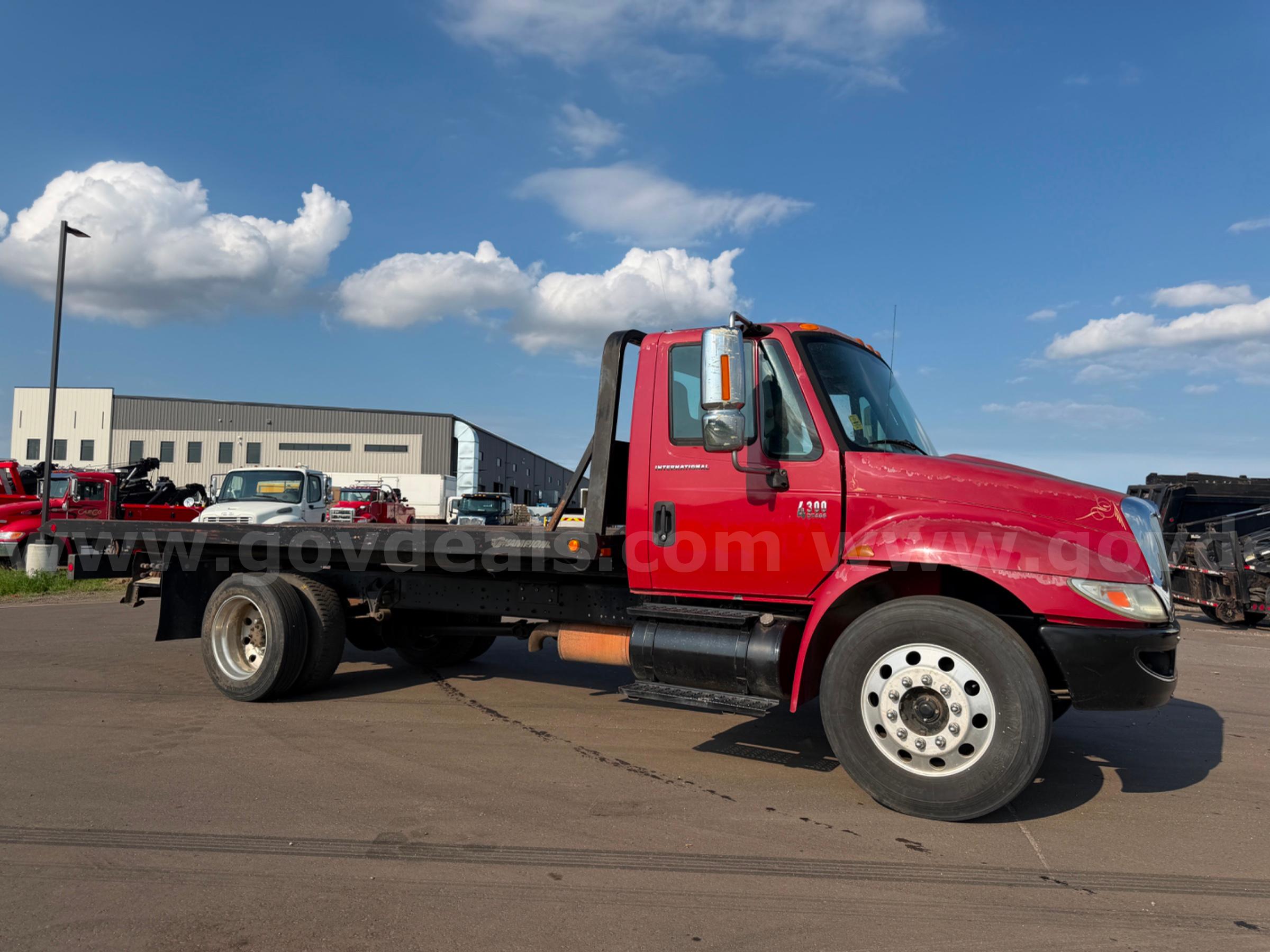 2002 INTERNATIONAL 4300 CHAMPION ROLLBACK TOW TRUCK