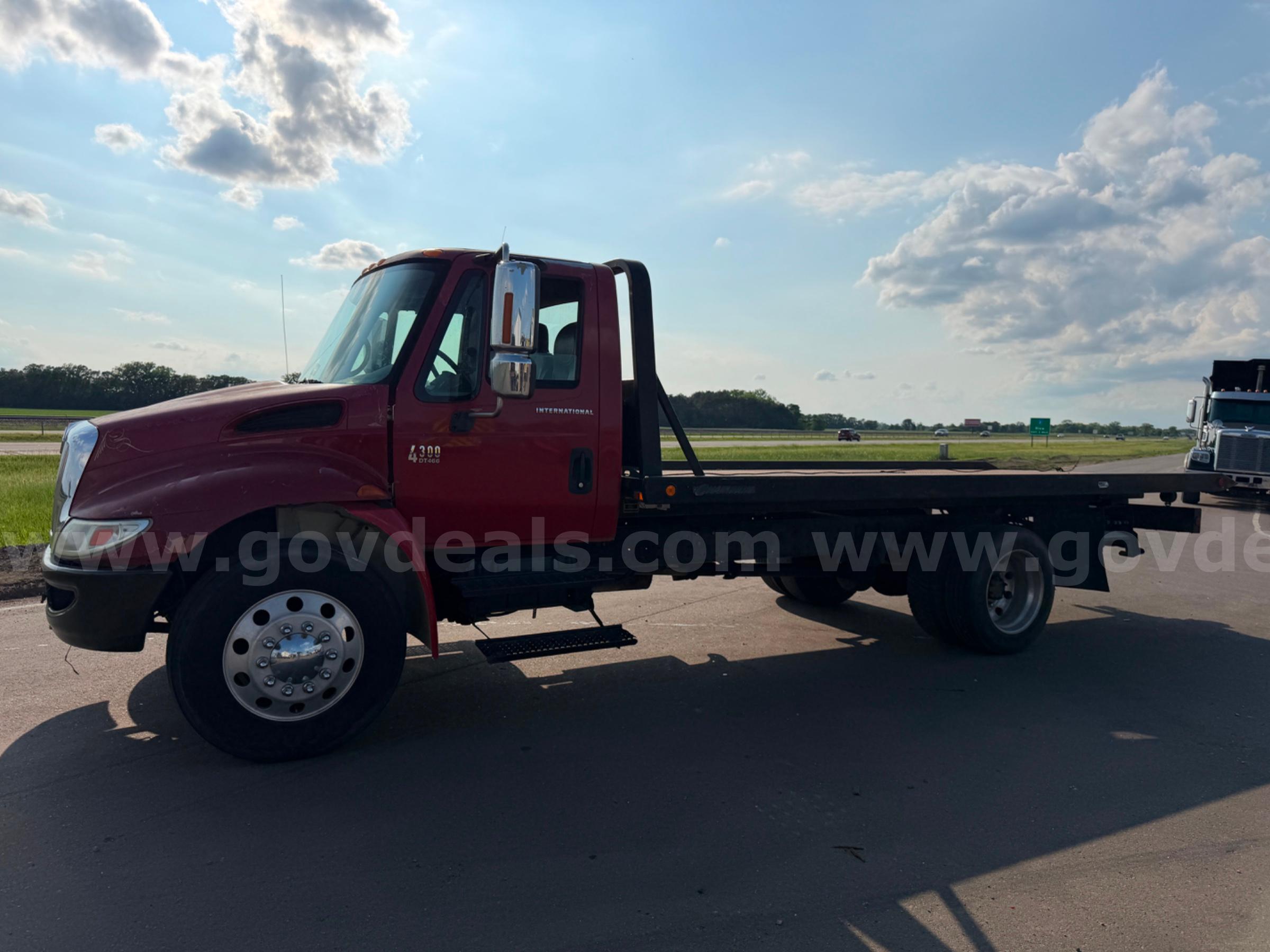 2002 INTERNATIONAL 4300 CHAMPION ROLLBACK TOW TRUCK INTERNATIONAL 4300 Government Surplus Auction - Photo #2