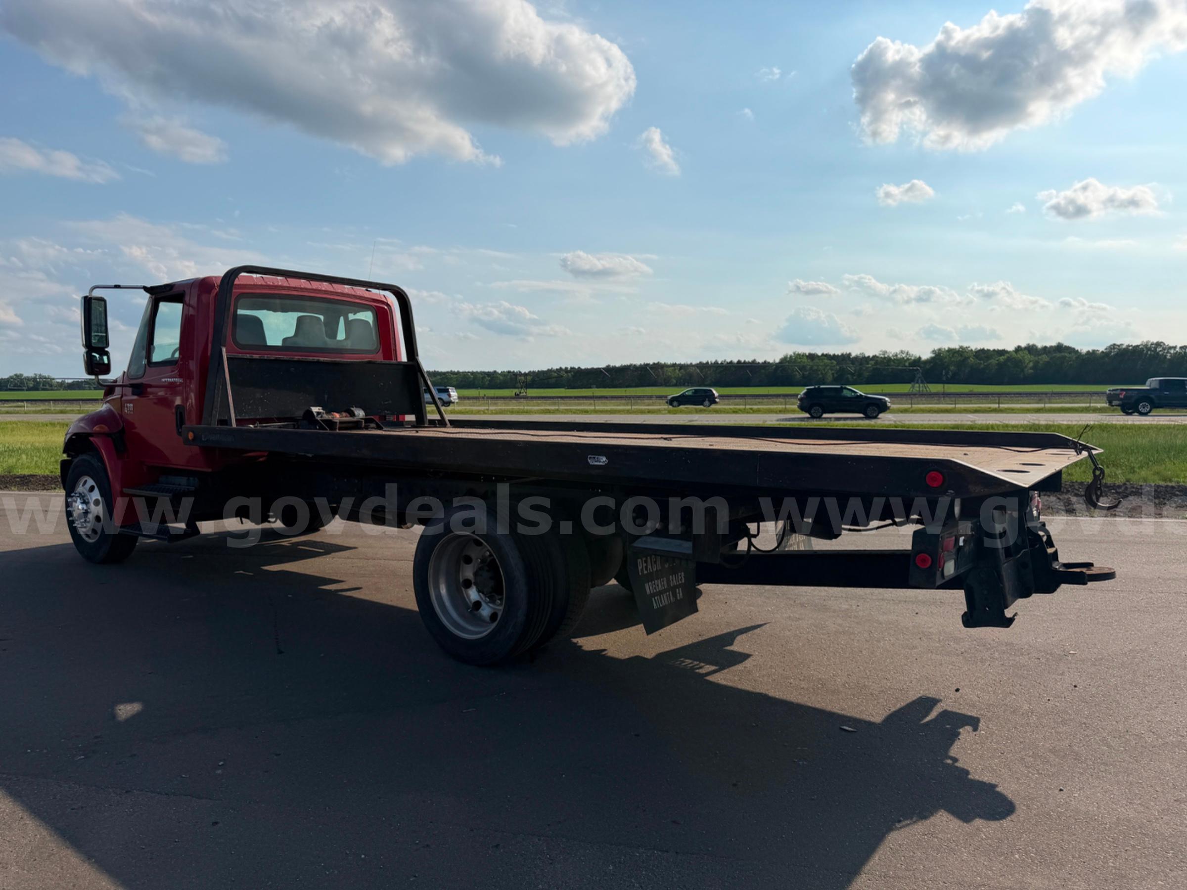 2002 INTERNATIONAL 4300 CHAMPION ROLLBACK TOW TRUCK INTERNATIONAL 4300 Government Surplus Auction - Photo #3