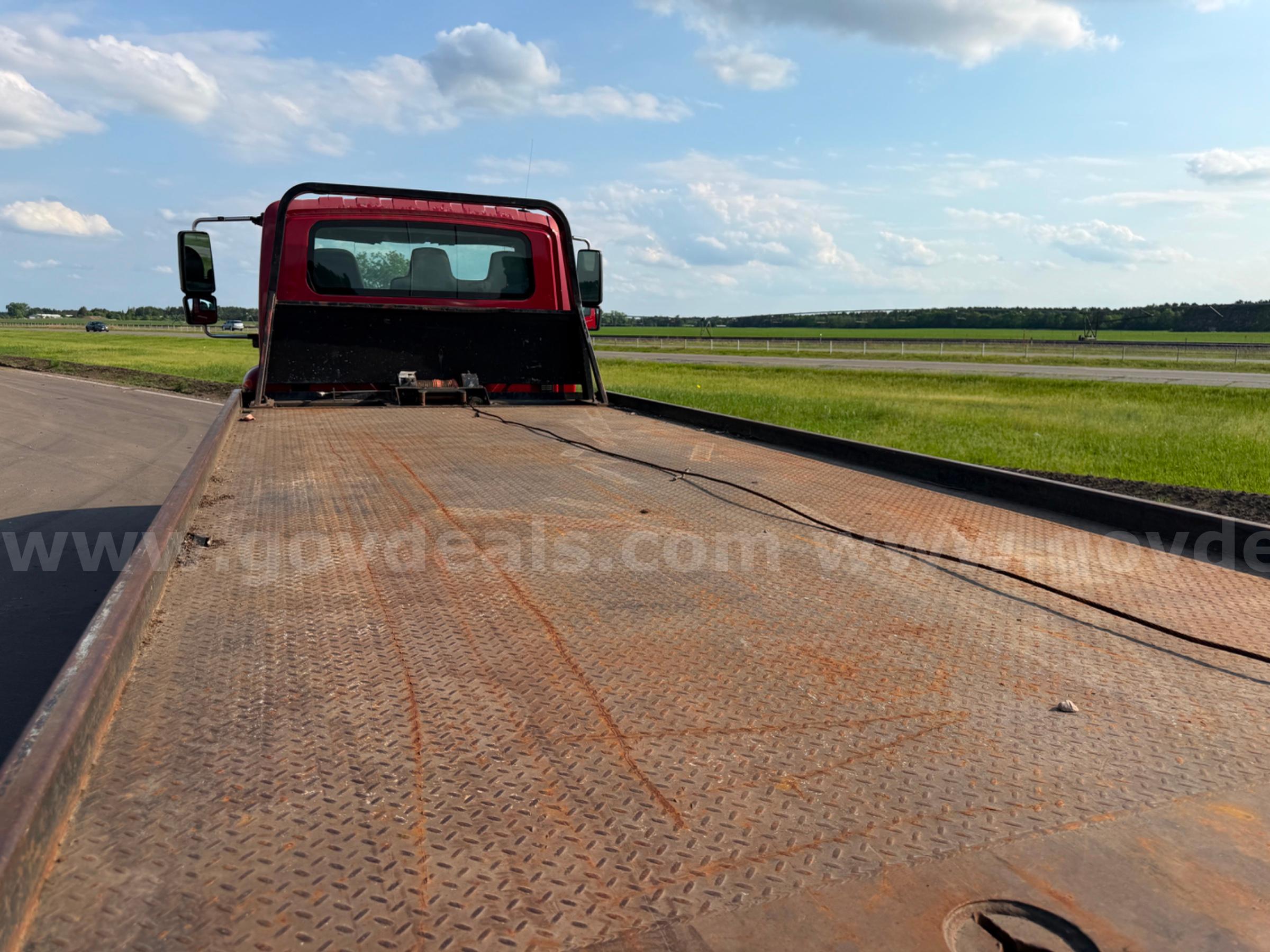 2002 INTERNATIONAL 4300 CHAMPION ROLLBACK TOW TRUCK INTERNATIONAL 4300 Government Surplus Auction - Photo #4
