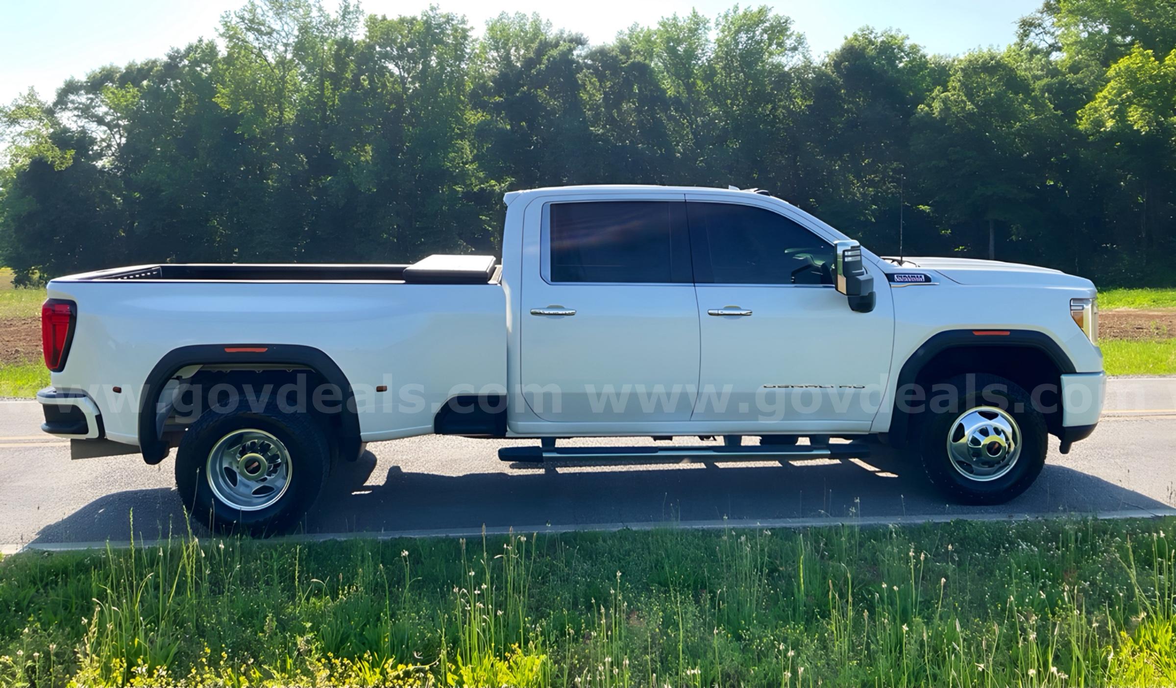 2021 GMC Sierra 3500HD Denali Crew Cab DRW Long Bed 4WD GMC Sierra 3500HD Government Surplus Auction - Photo #3