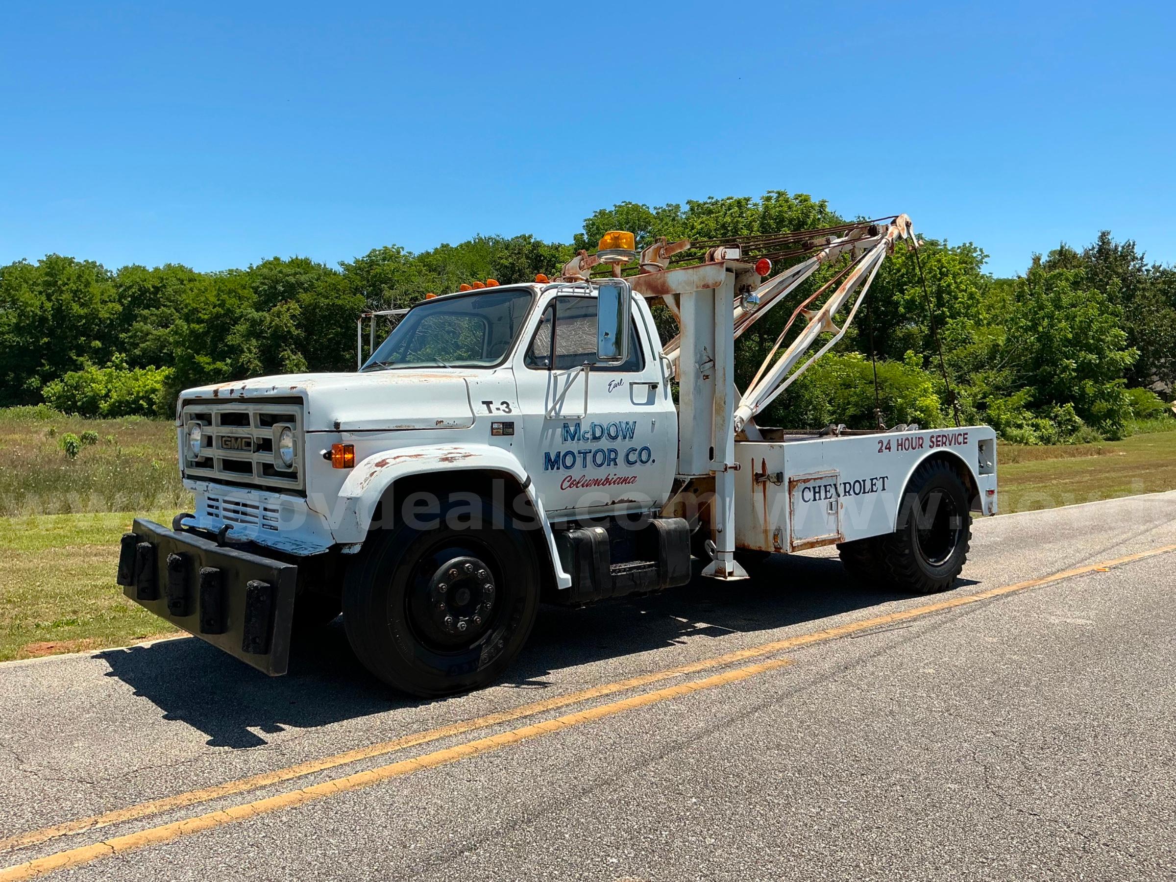 1984 GMC C7D042 Tow Truck GMC C7D042 Government Surplus Auction - Photo #2